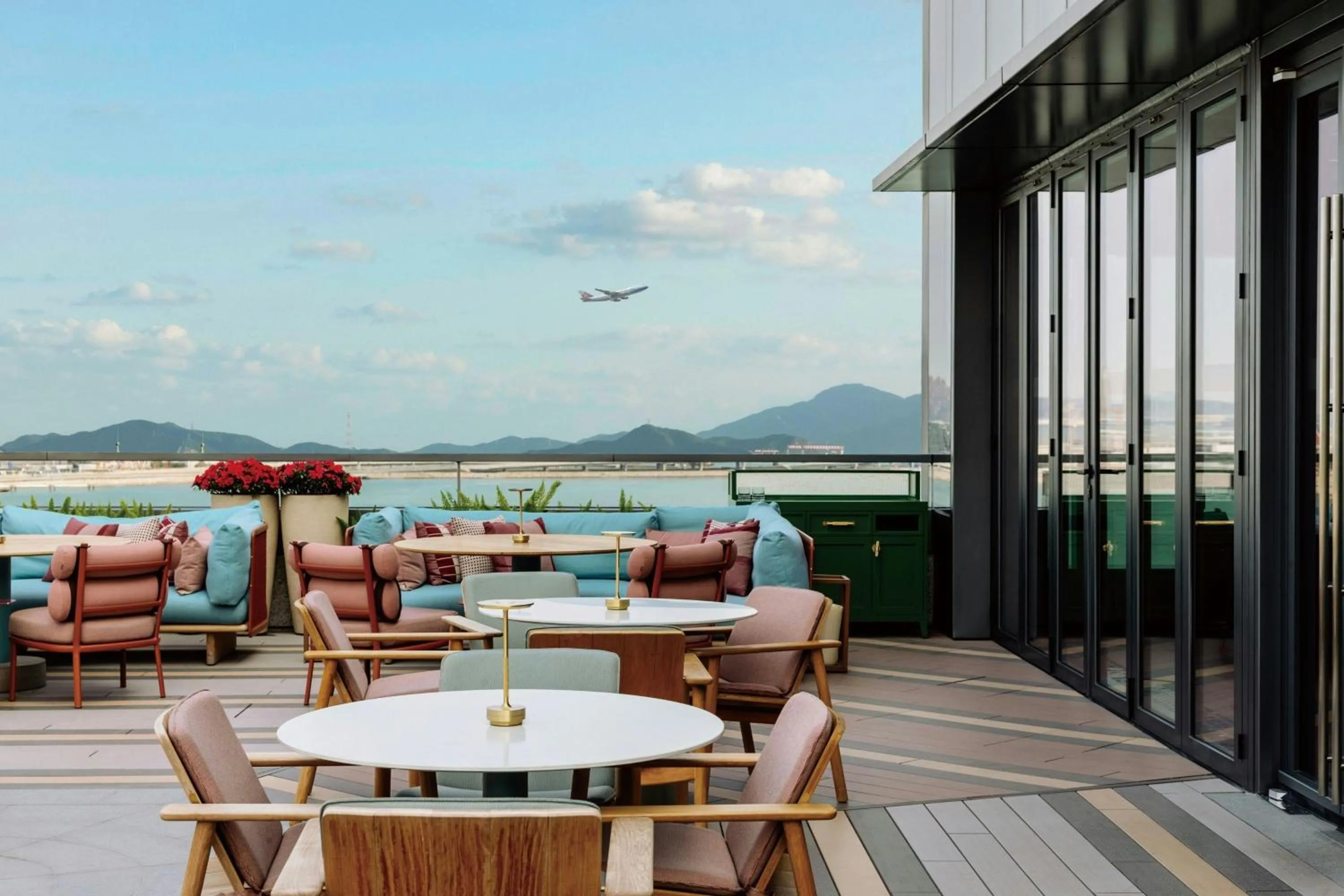 Lounge or bar in Sheraton Hong Kong Tung Chung Hotel