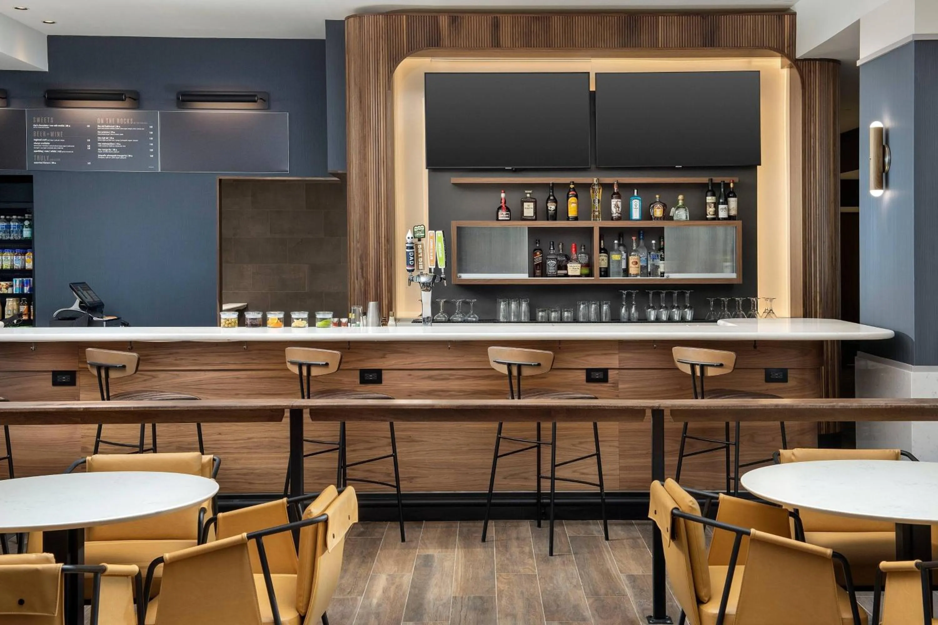 Lounge or bar in Courtyard by Marriott Indianapolis Plainfield