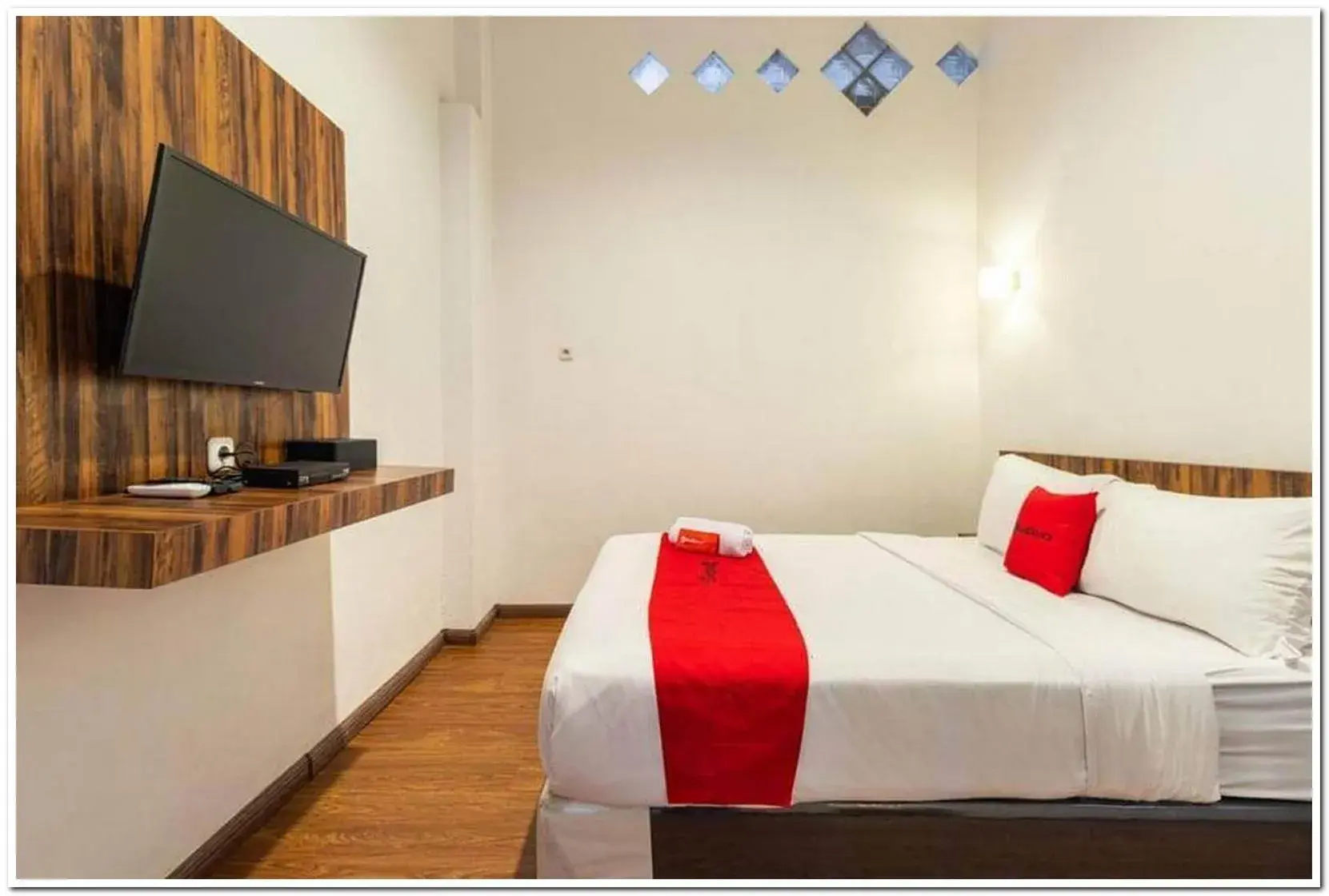 Bedroom, Bed in RedDoorz near RS Royal Prima Medan 2 Bedroom, Bed in RedDoorz near RS Royal Prima Medan 2