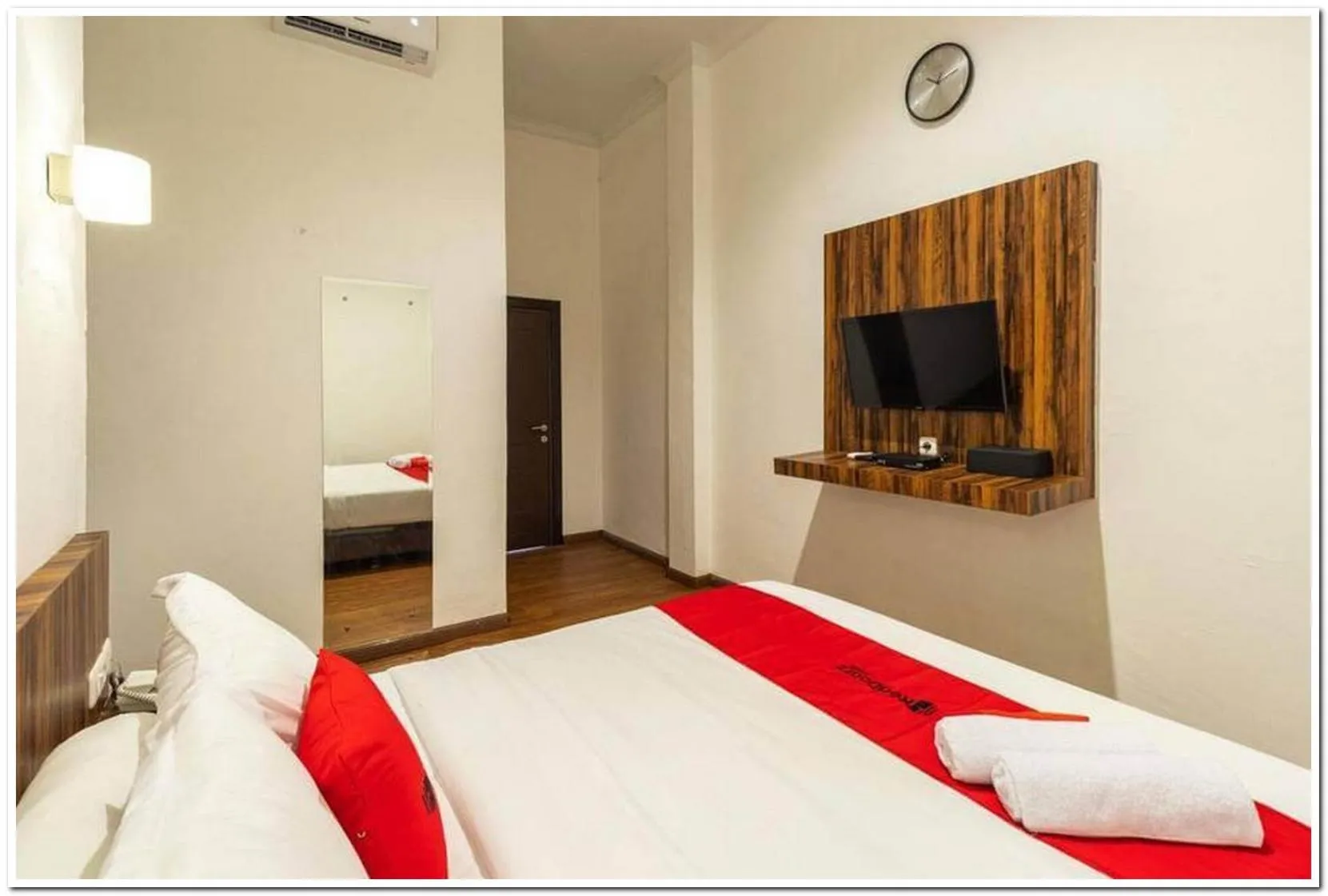 Bedroom, Bed in RedDoorz near RS Royal Prima Medan 2