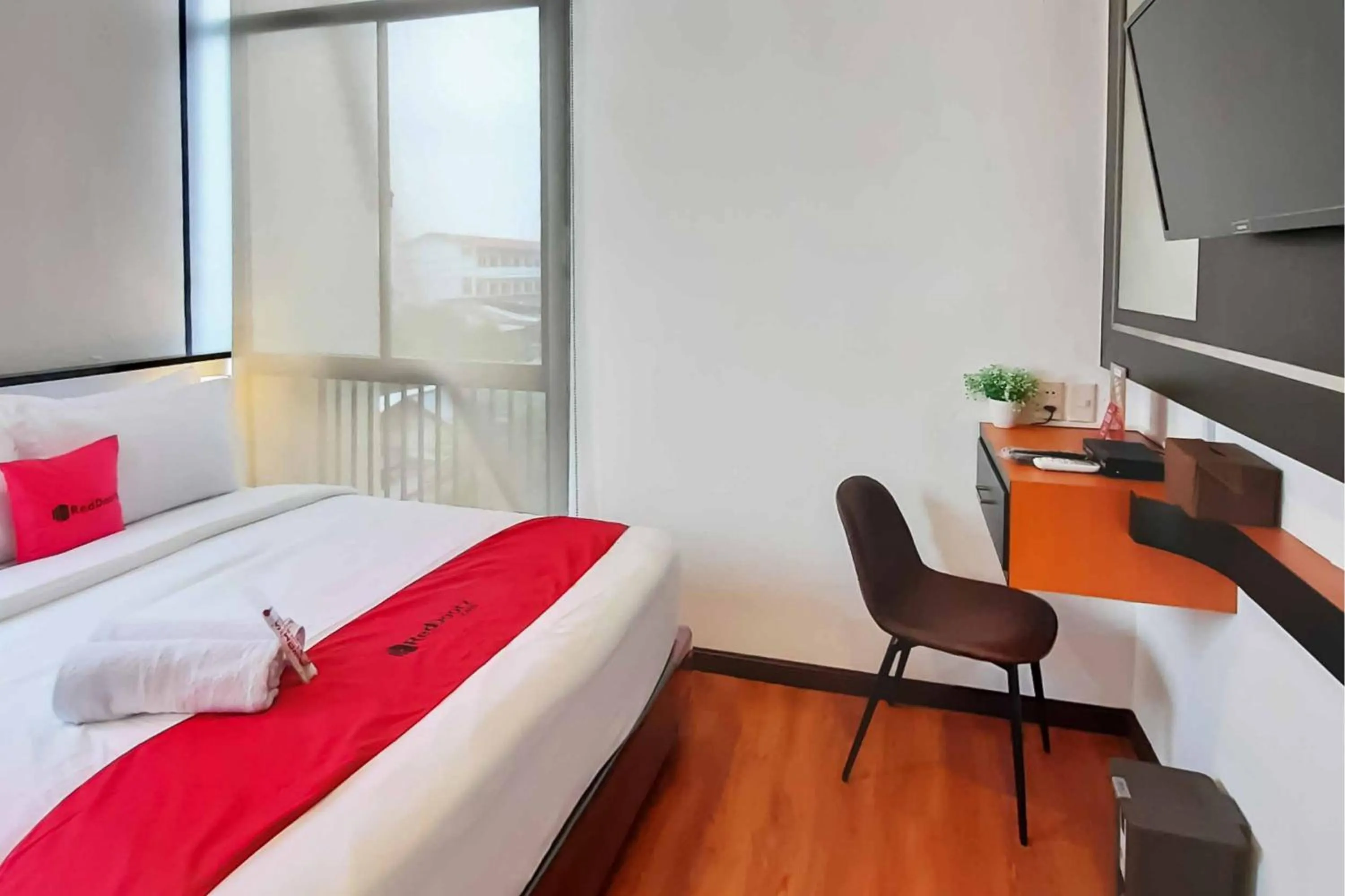 Bed in RedDoorz near RS Royal Prima Medan 2