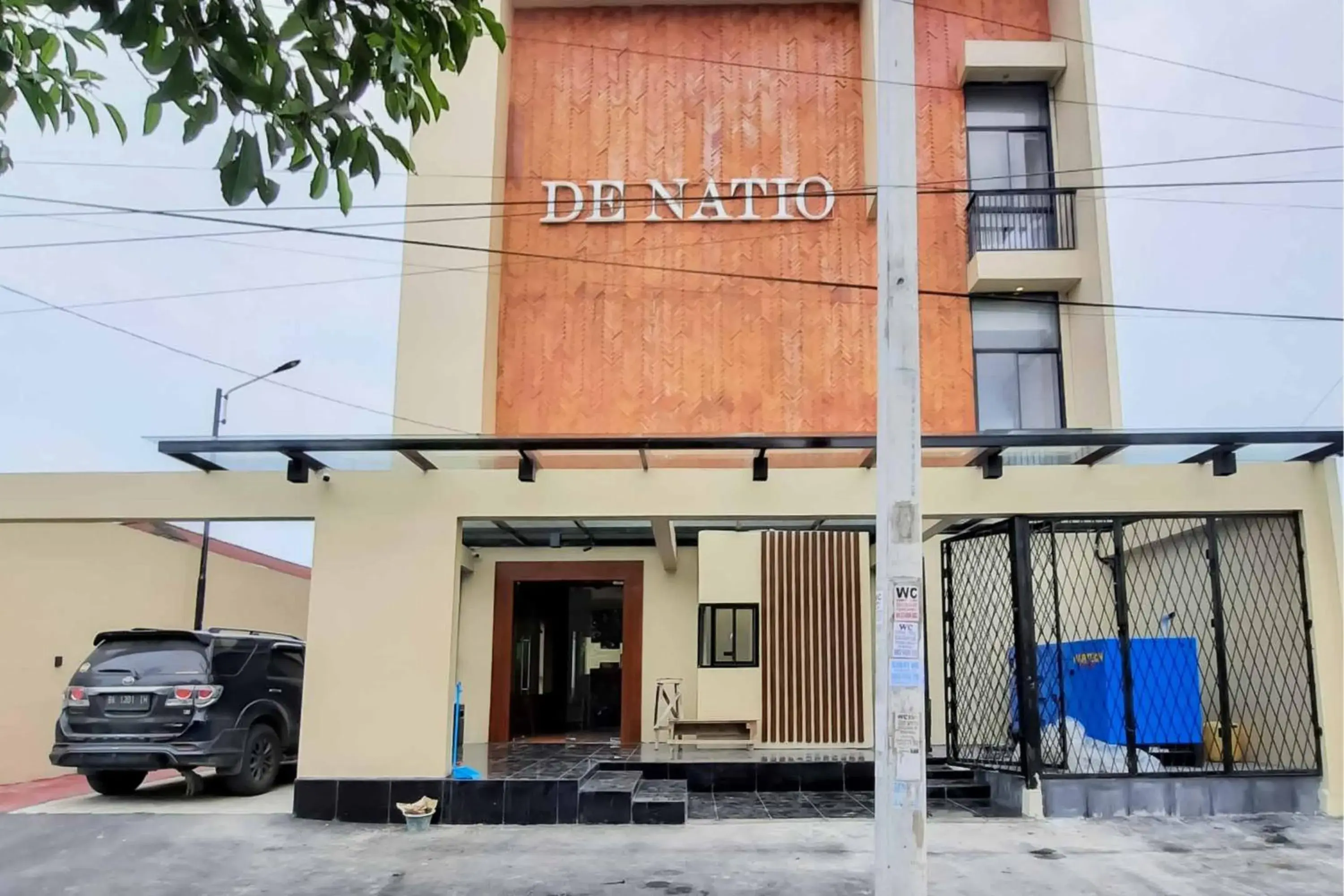 Facade/entrance in RedDoorz near RS Royal Prima Medan 2 Facade/entrance in RedDoorz near RS Royal Prima Medan 2