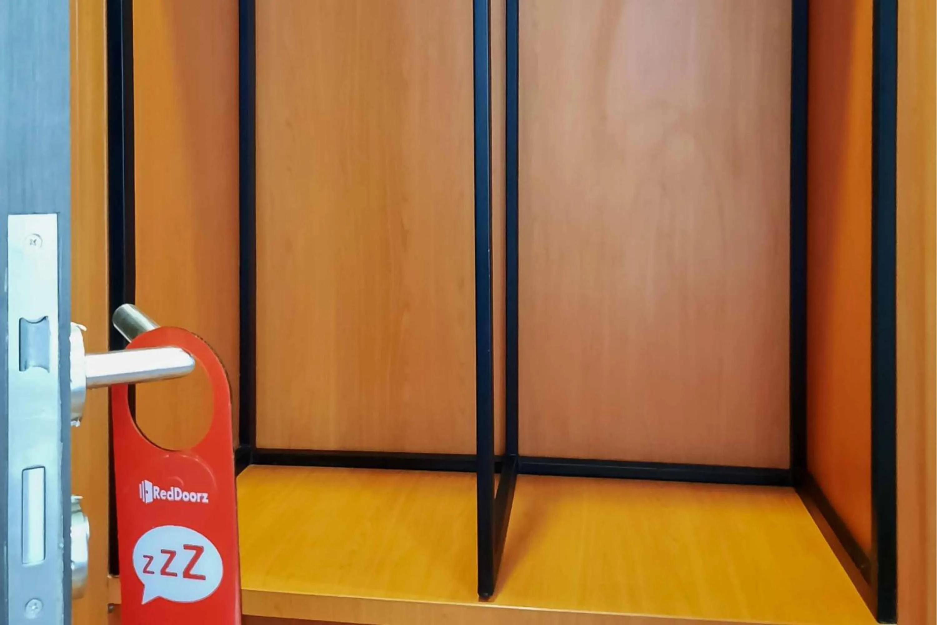 RedDoorz near RS Royal Prima Medan 2