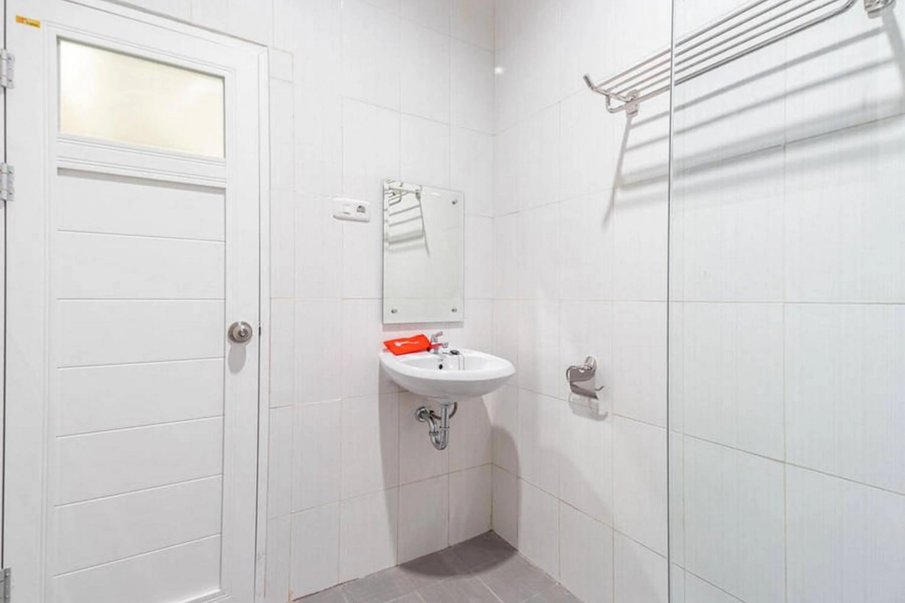 RedDoorz near RS Royal Prima Medan 2