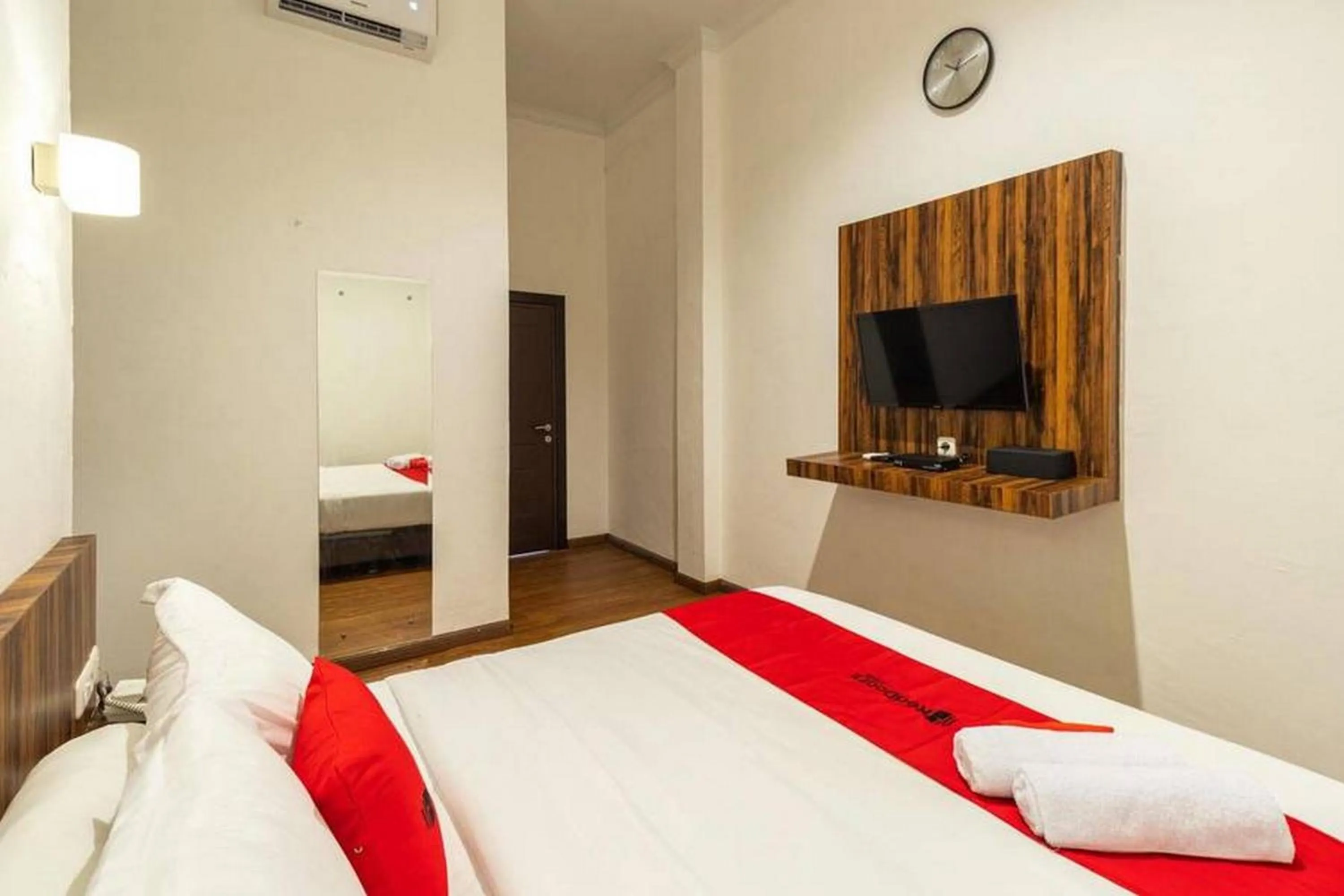 Bed in RedDoorz near RS Royal Prima Medan 2