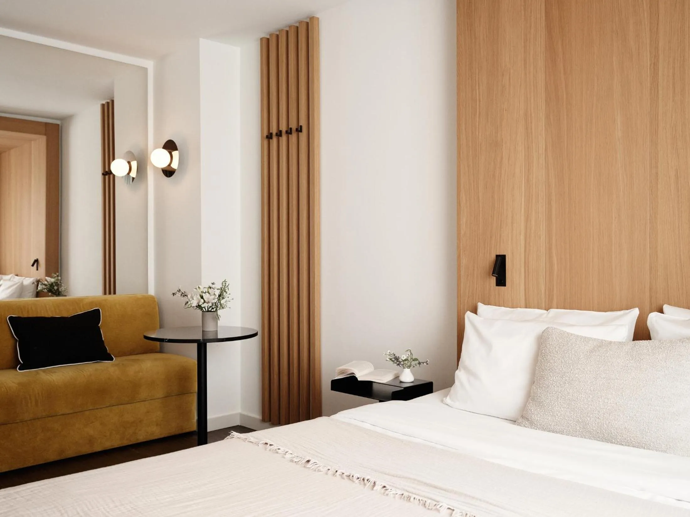 Seating area, Bed in Bob W Münchner Freiheit