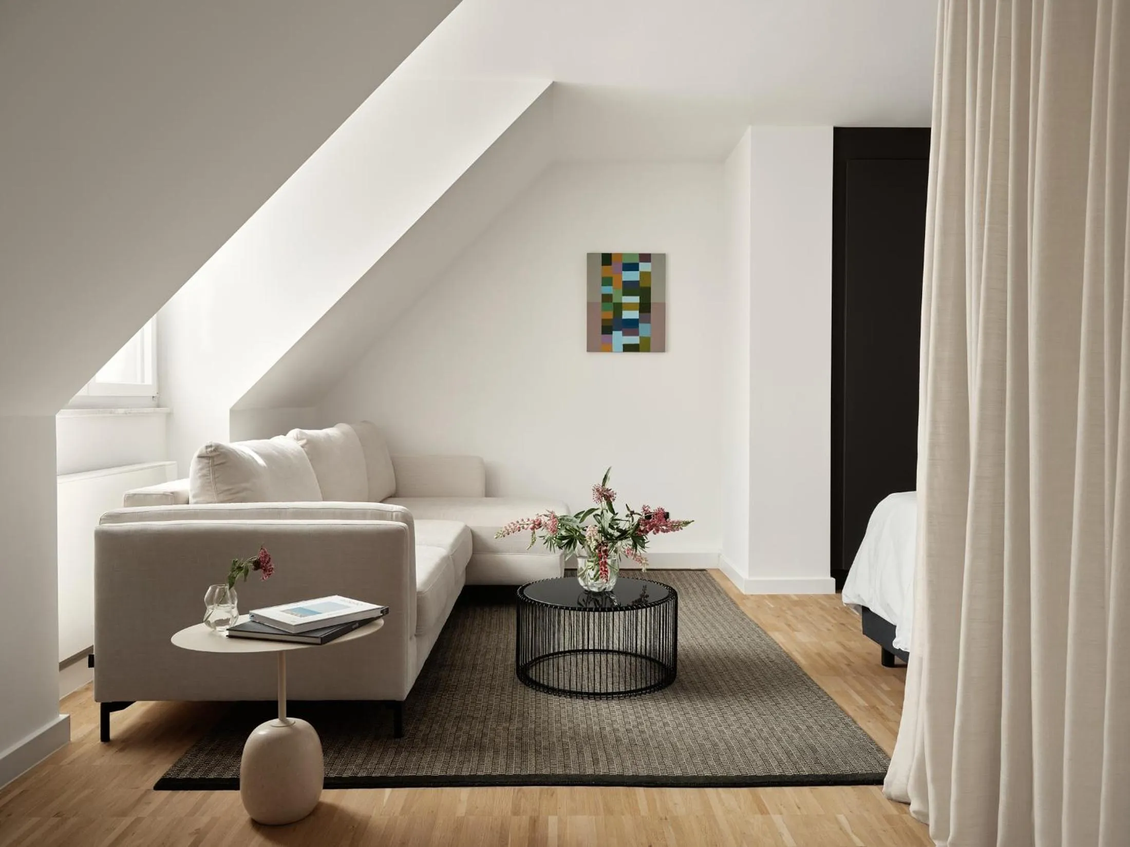 Seating area, Bed in Bob W Munich Schwabing