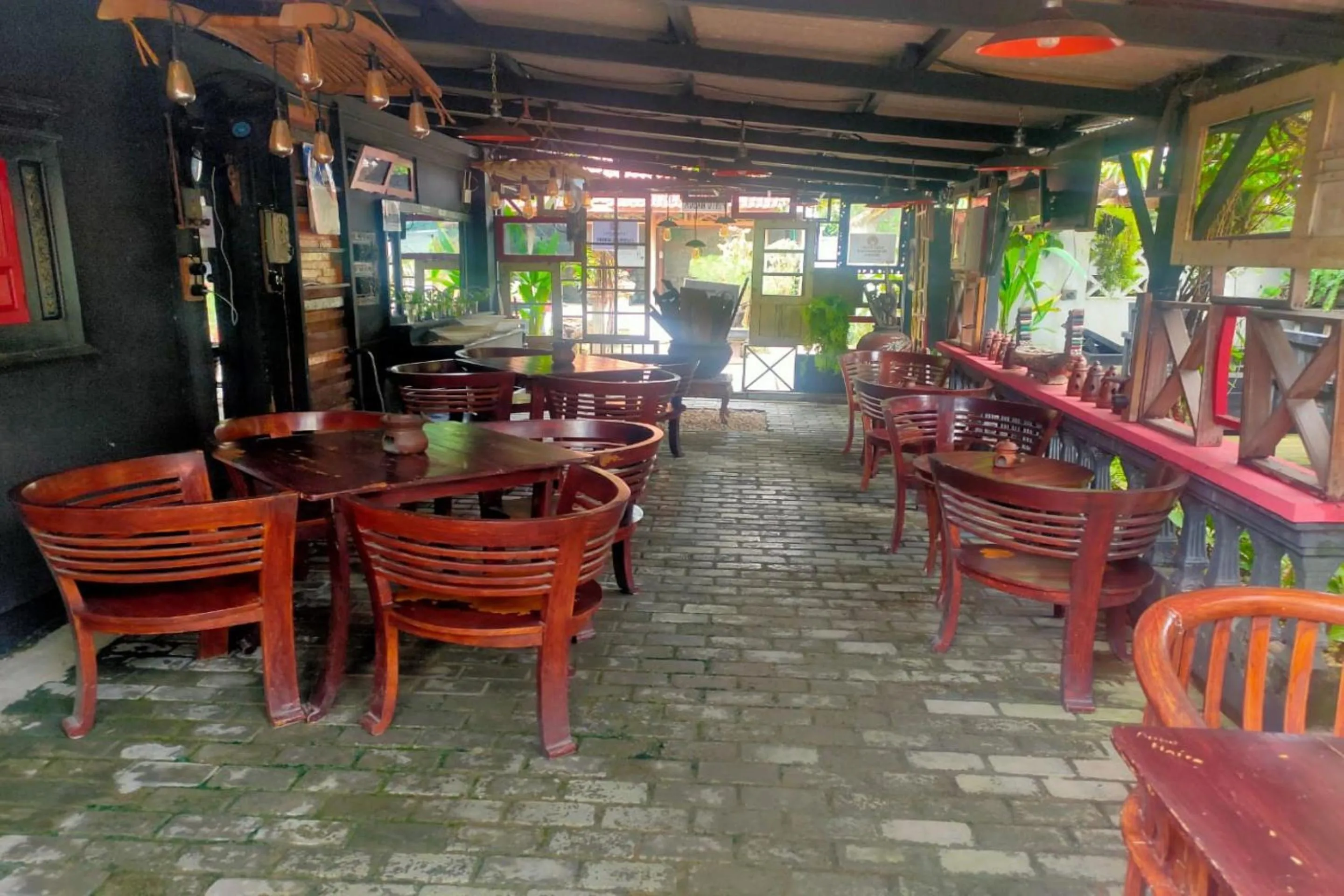 Restaurant/places to eat in Hotel O Lagalleria