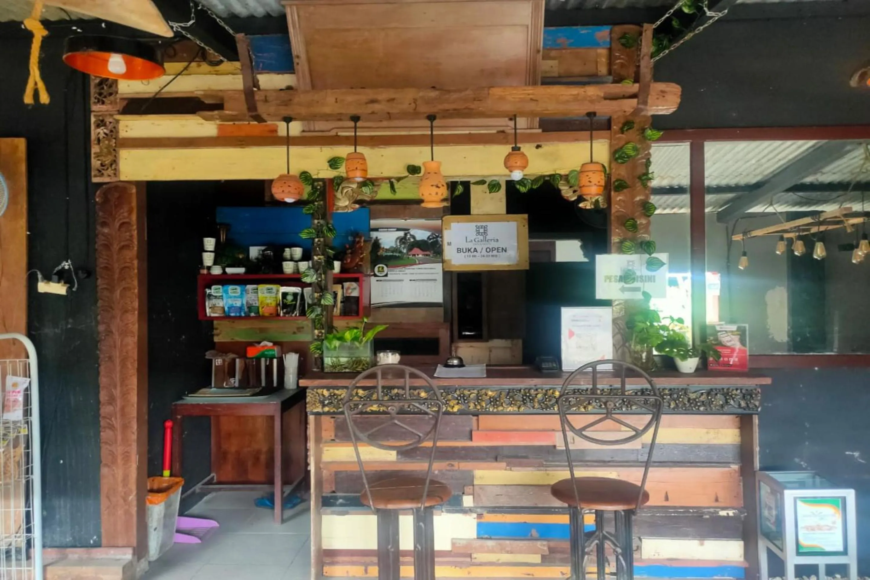 Restaurant/places to eat in Hotel O Lagalleria