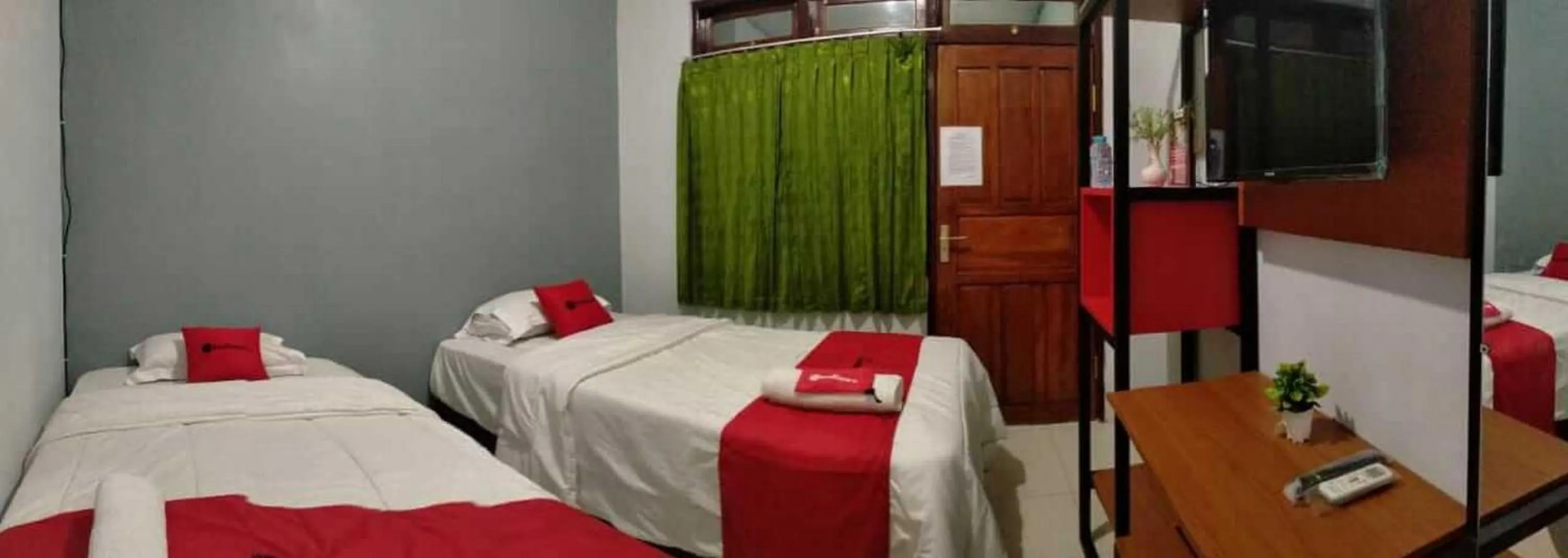 Bedroom, Bed in RedDoorz Plus near Alun Alun Sumenep
