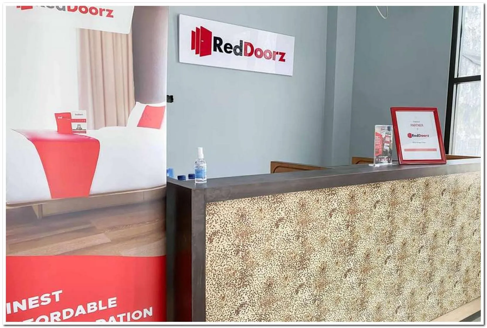 Lobby or reception in RedDoorz Syariah near T2 Juanda Airport 2