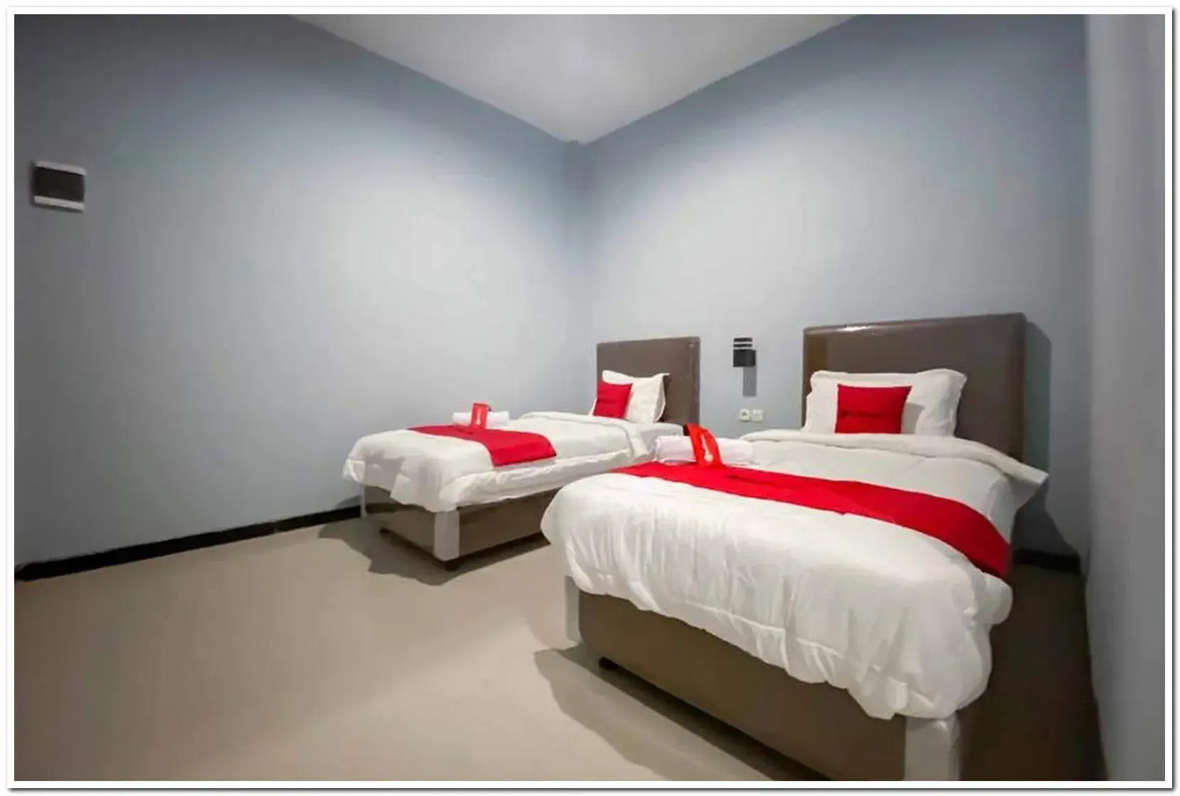 Twin Room in RedDoorz Syariah near T2 Juanda Airport 2 Twin Room in RedDoorz Syariah near T2 Juanda Airport 2