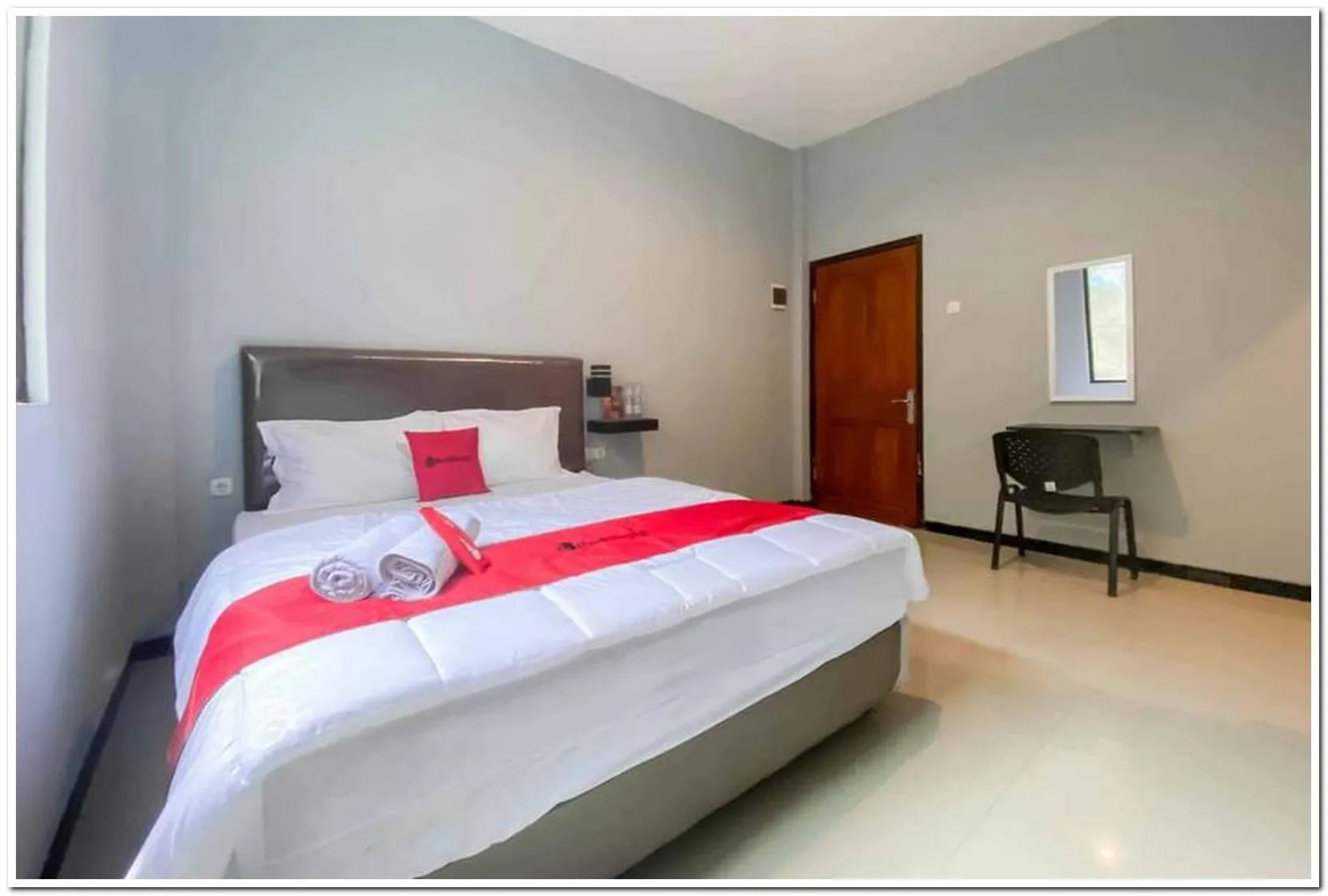 Bedroom in RedDoorz Syariah near T2 Juanda Airport 2