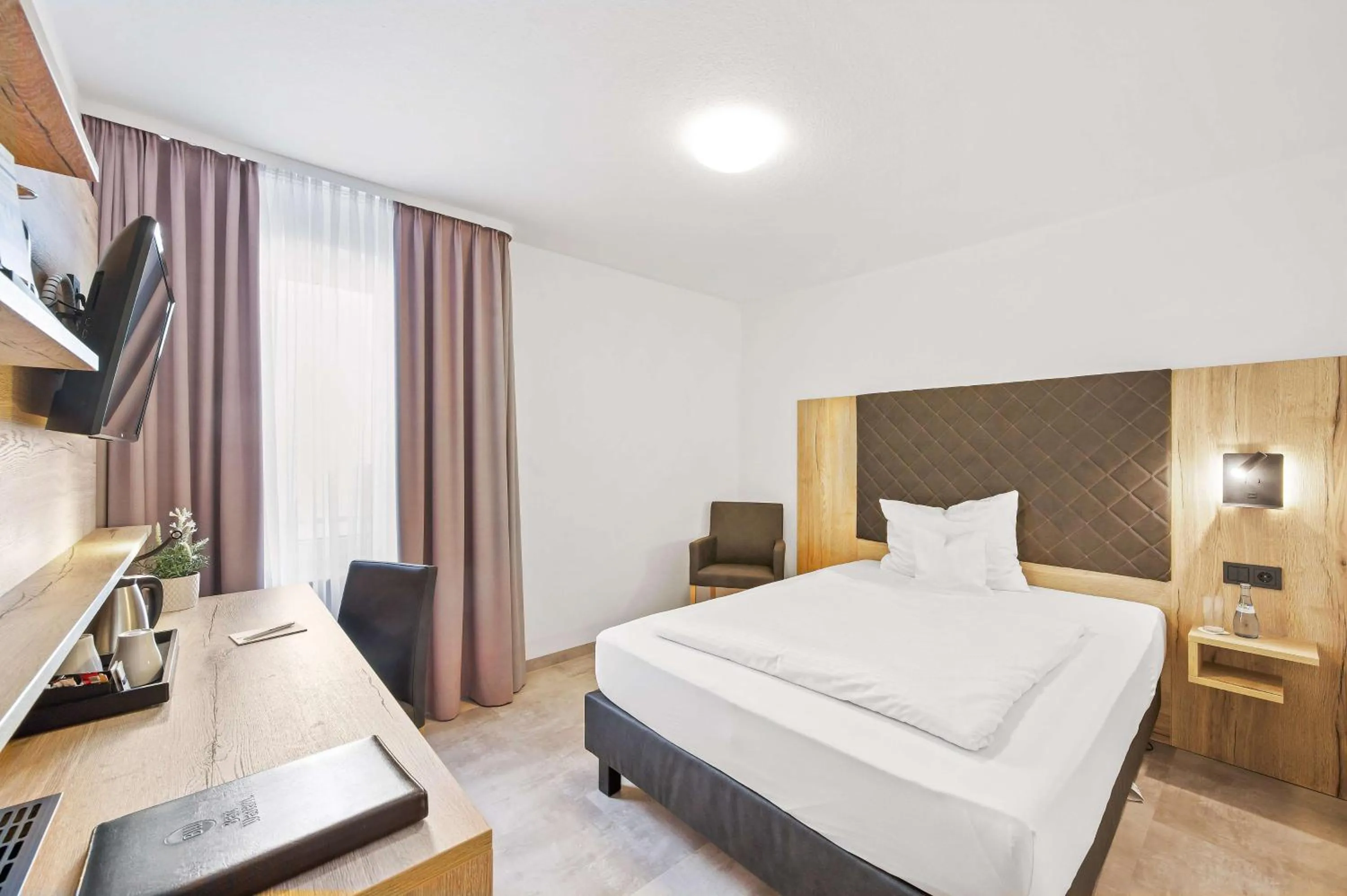 Bed in Best Western Hotel Favorit