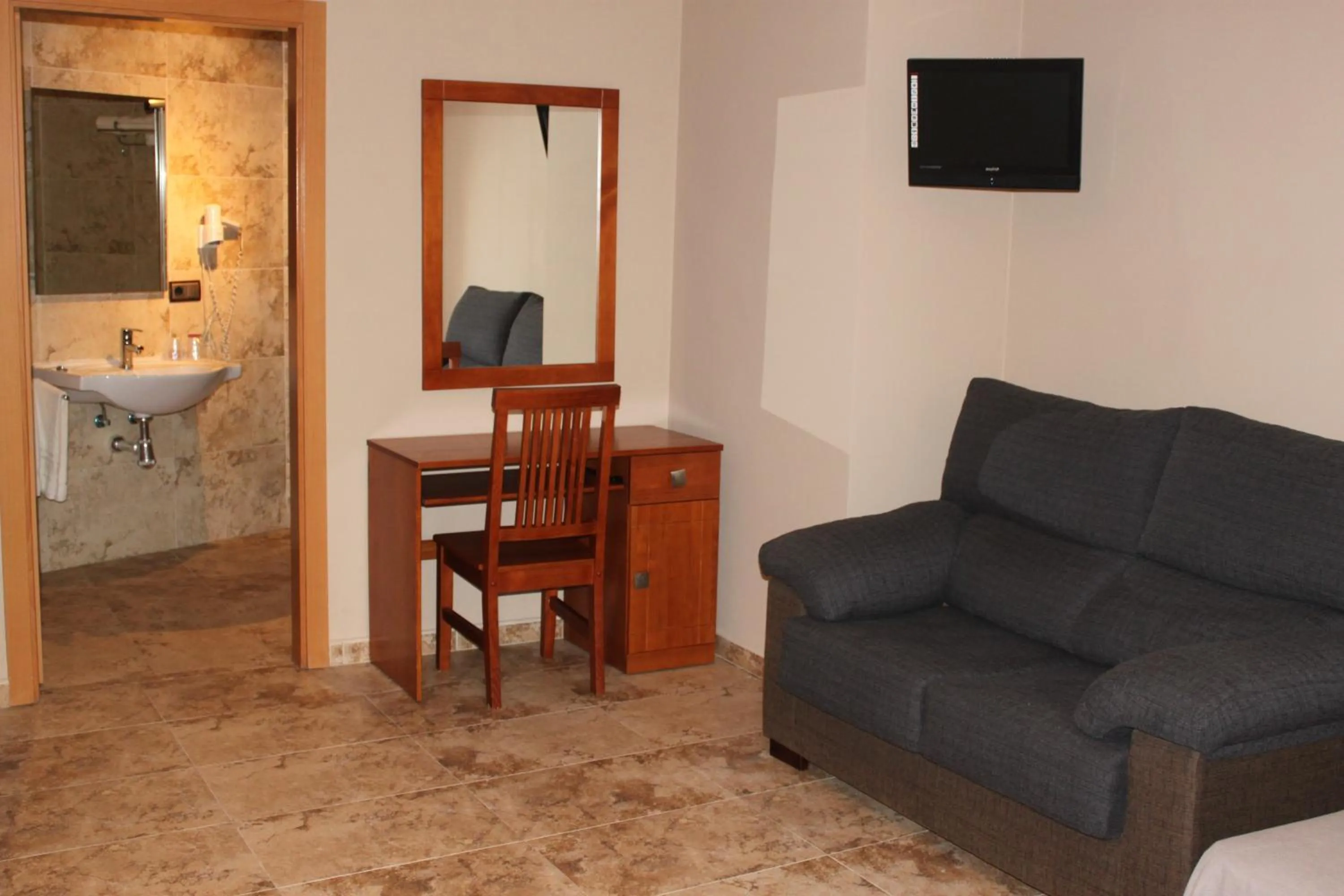 Photo of the whole room in Hotel Peña Escrita