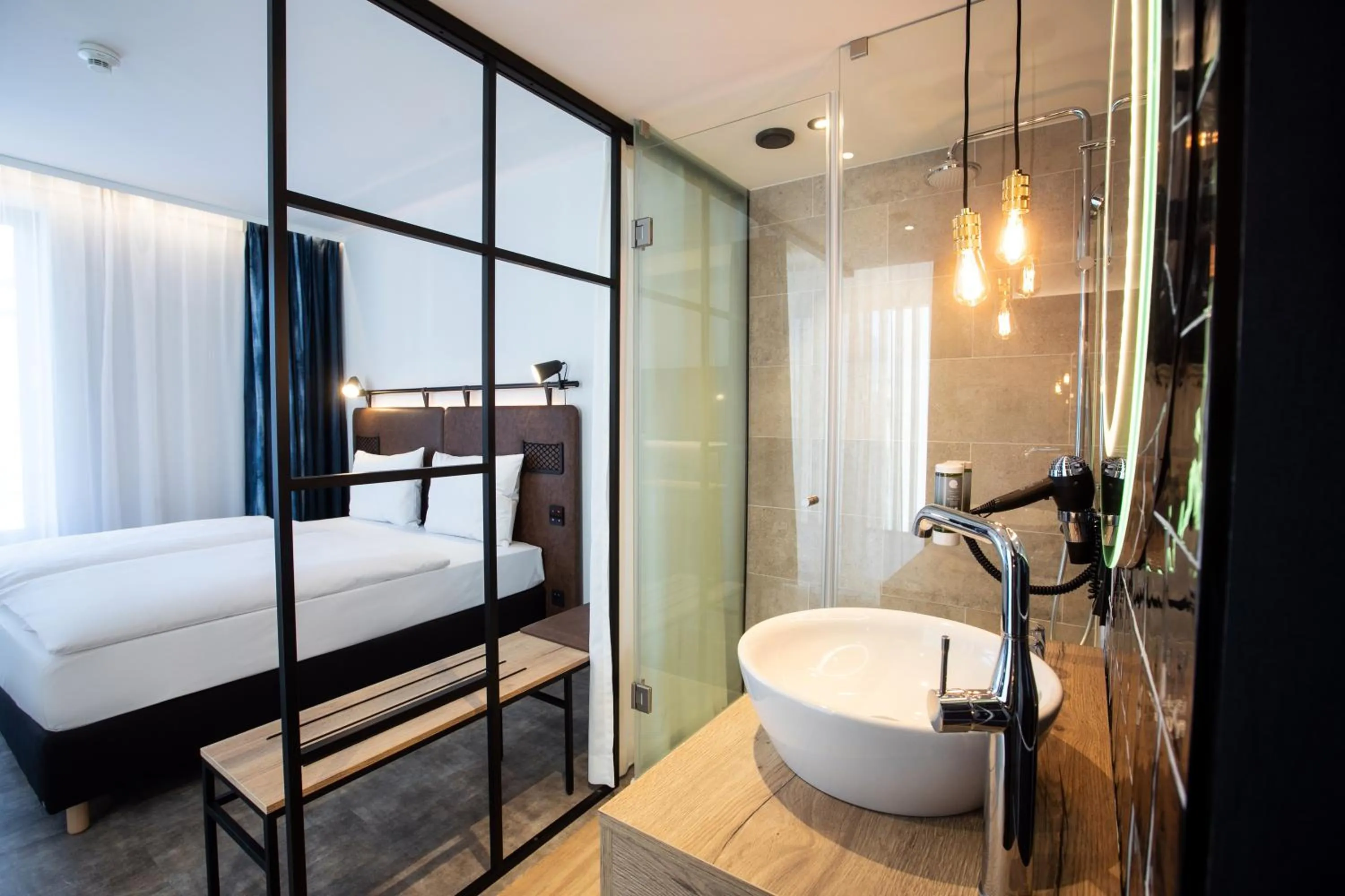 Shower, Bed in H2 Hotel Budapest