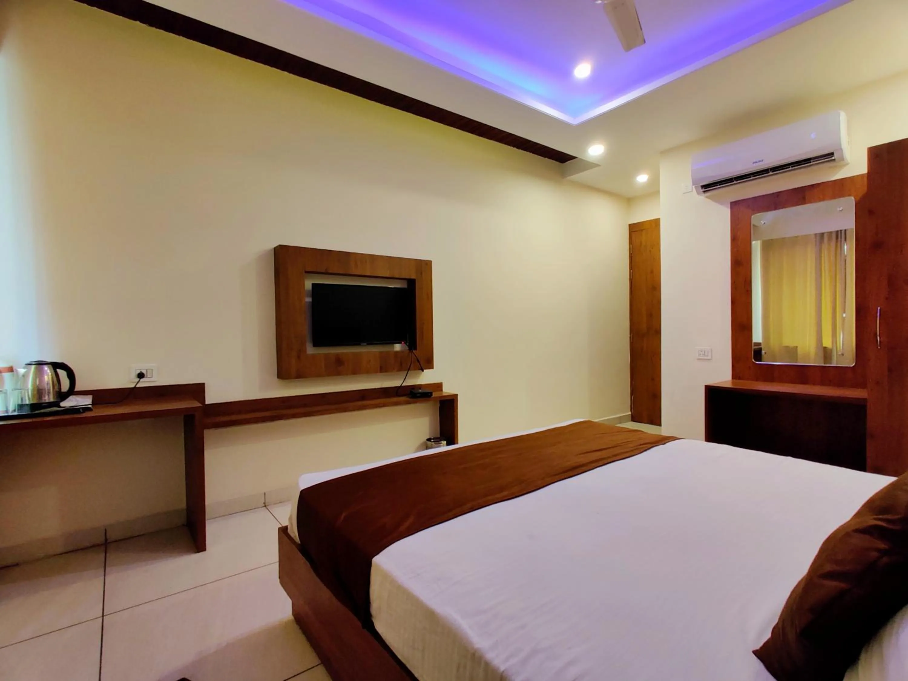 Bedroom, Bed in Hotel Divine Residency