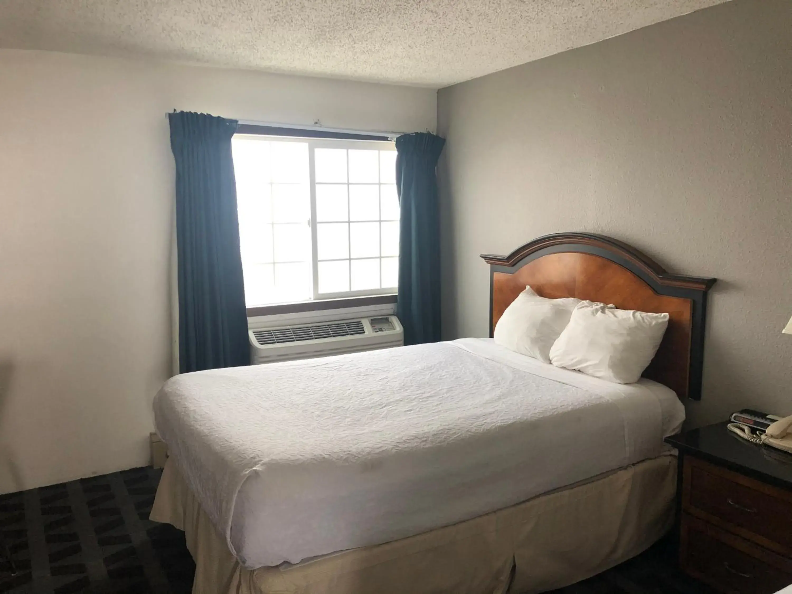 Deluxe King Room - single occupancy - Non-Smoking in Motel 6 Missoula, Mt - Wye - Travel Plaza Deluxe King Room - single occupancy - Non-Smoking in Motel 6 Missoula, Mt - Wye - Travel Plaza