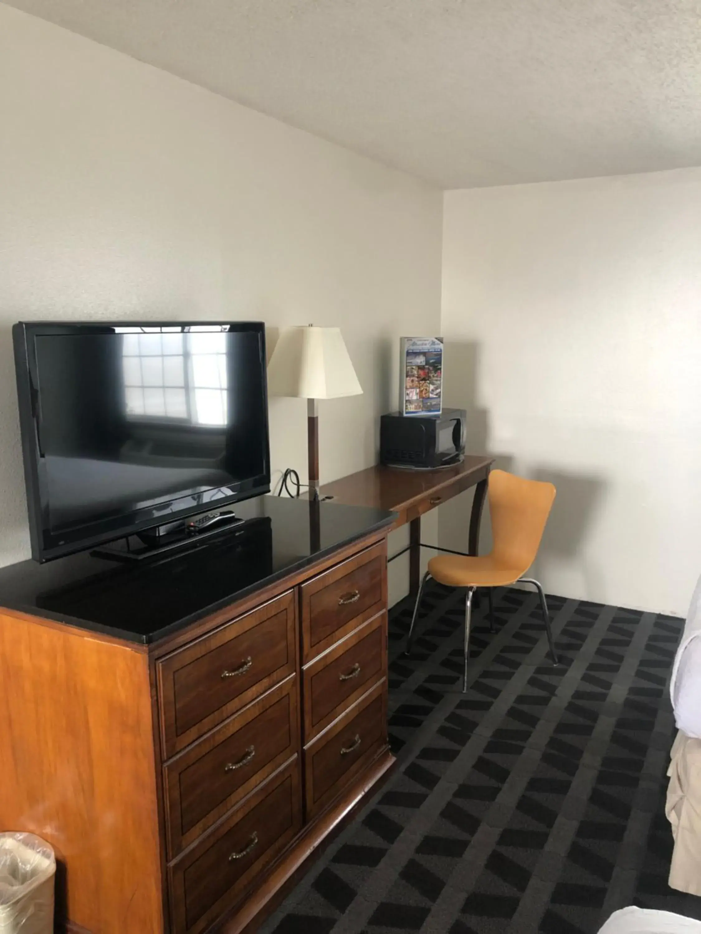 Quadruple Room - single occupancy - Disability Access in Motel 6 Missoula, Mt - Wye - Travel Plaza Quadruple Room - single occupancy - Disability Access in Motel 6 Missoula, Mt - Wye - Travel Plaza