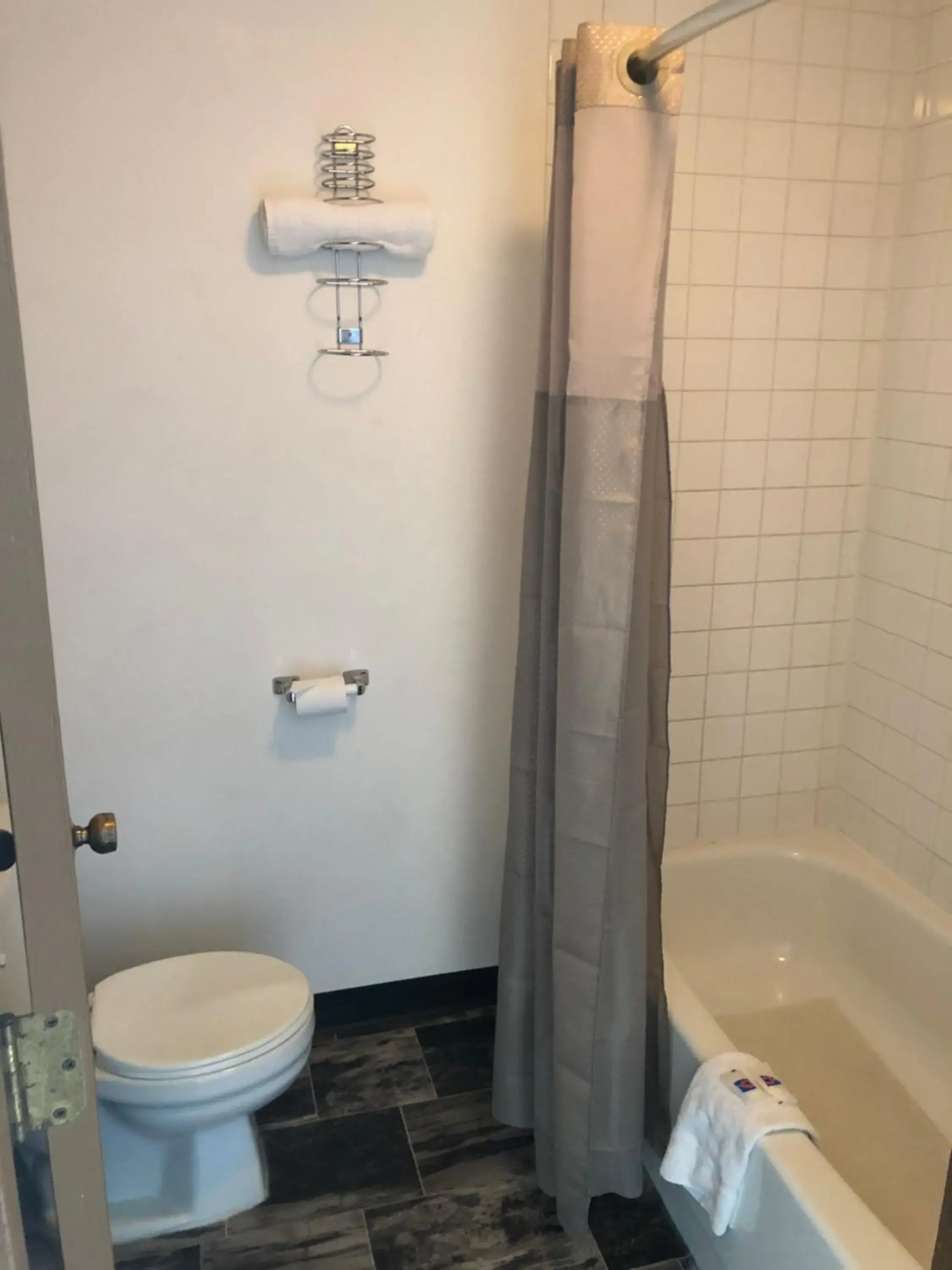 Deluxe Quadruple Room - single occupancy - Non-Smoking in Motel 6 Missoula, Mt - Wye - Travel Plaza Deluxe Quadruple Room - single occupancy - Non-Smoking in Motel 6 Missoula, Mt - Wye - Travel Plaza