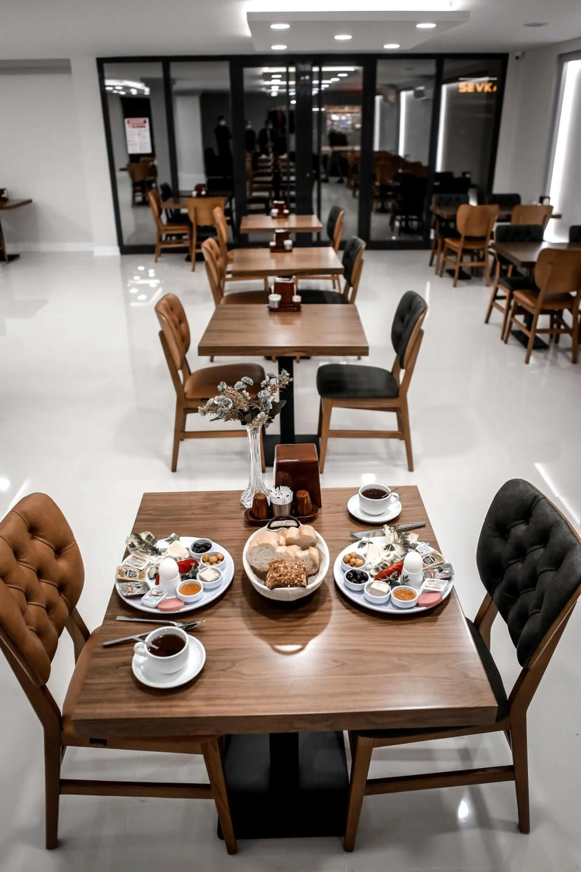 Restaurant/places to eat in Dimen Hotel