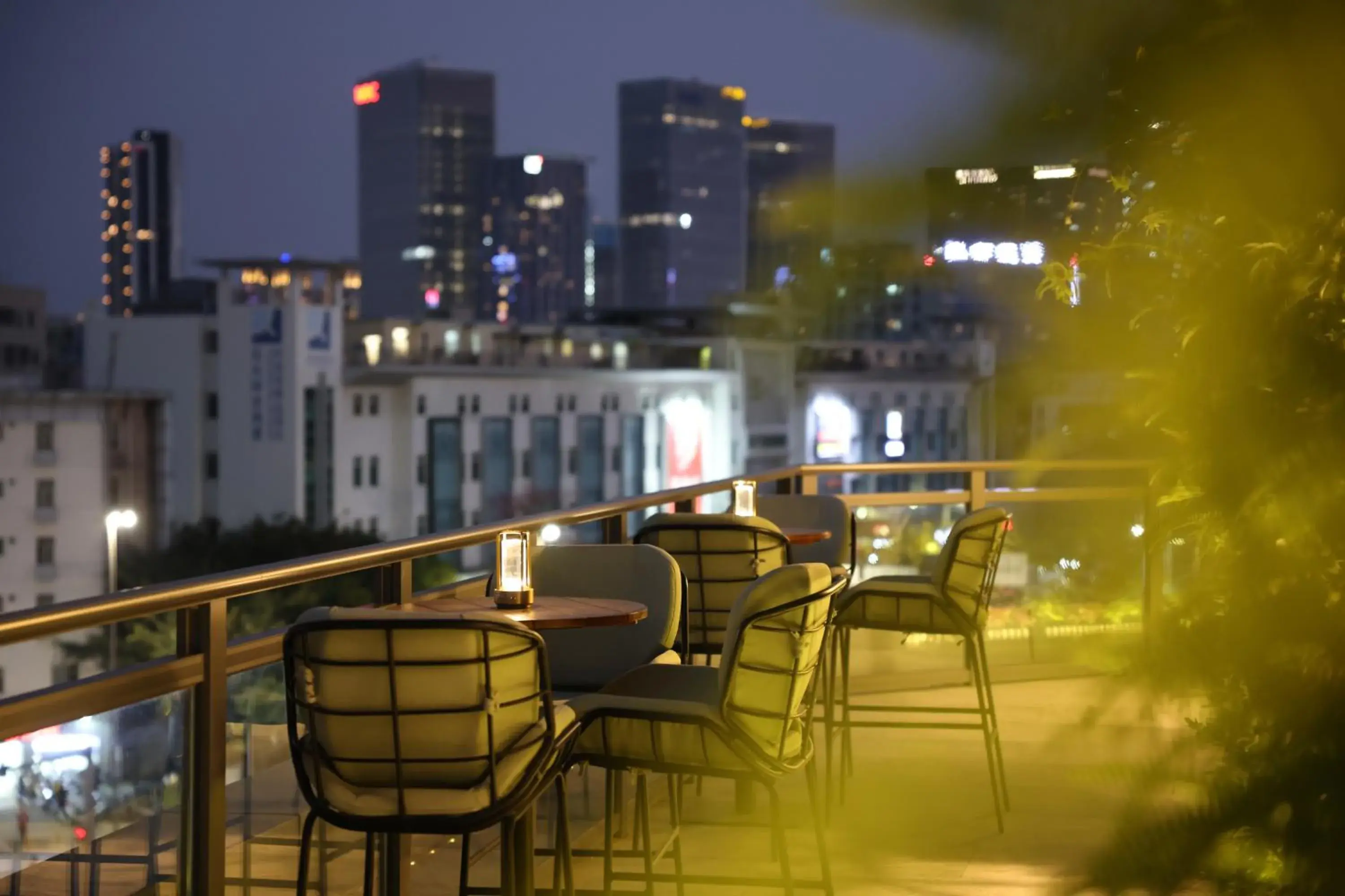 Lounge or bar in EVEN Hotel Shenzhen Nanshan by IHG Lounge or bar in EVEN Hotel Shenzhen Nanshan by IHG