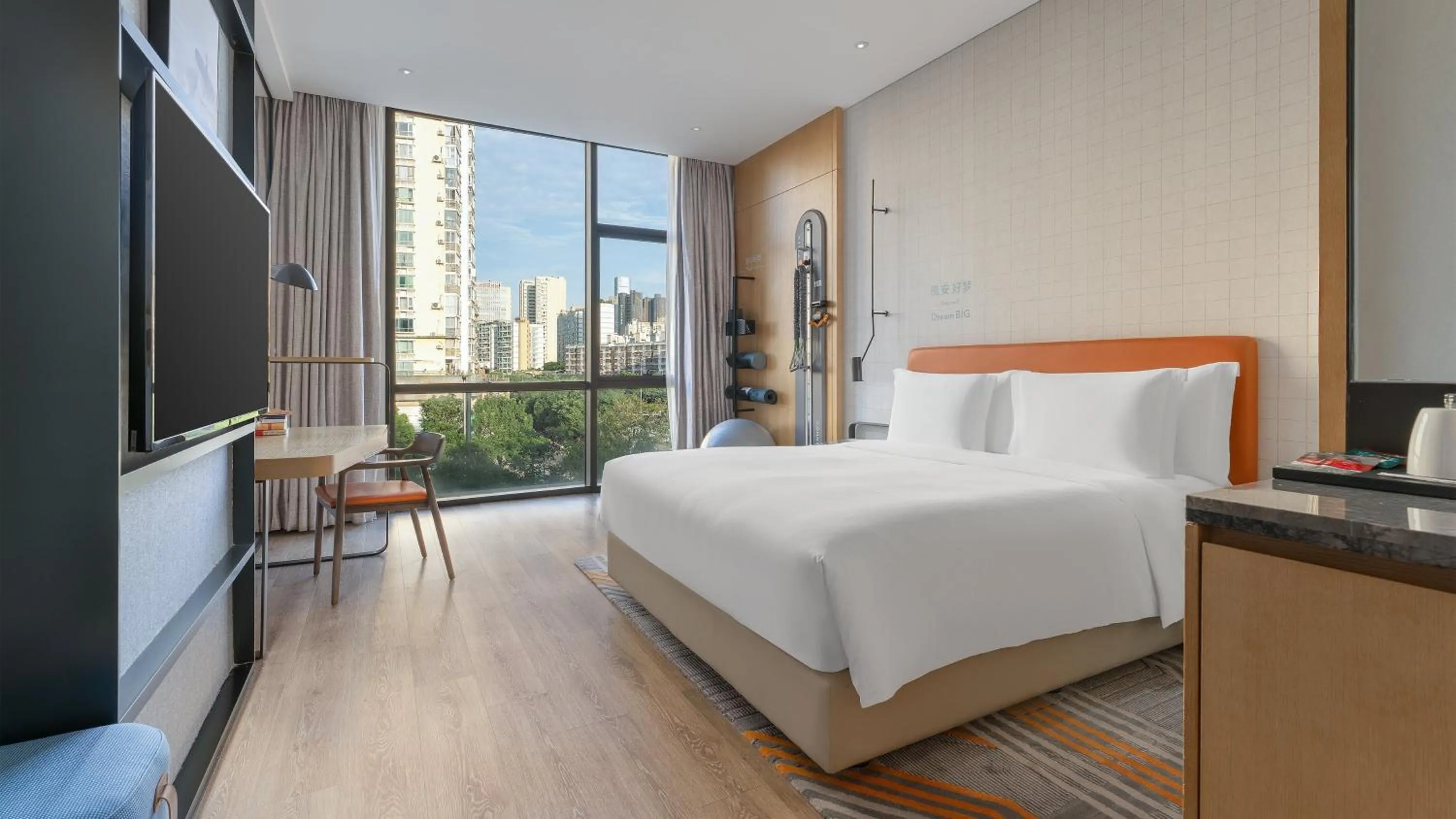 Photo of the whole room, Bed in EVEN Hotel Shenzhen Nanshan by IHG