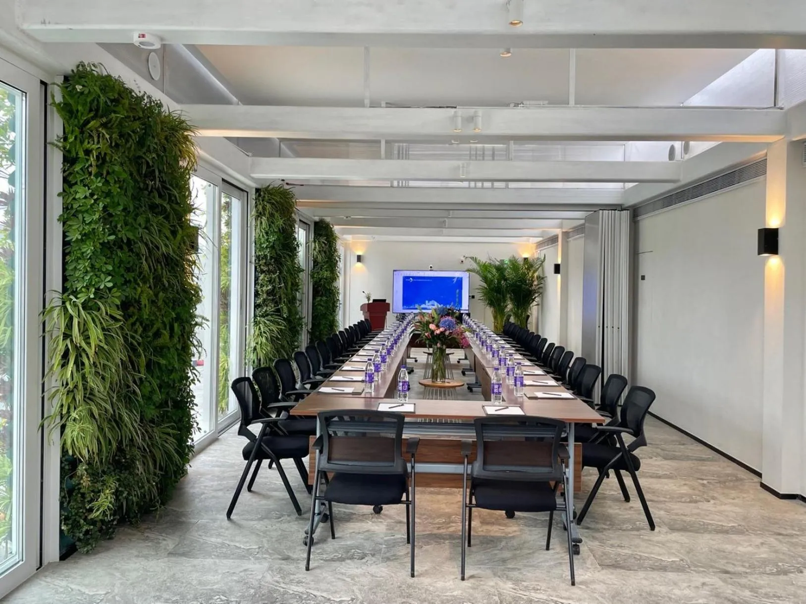 Meeting/conference room in EVEN Hotel Shenzhen Nanshan by IHG