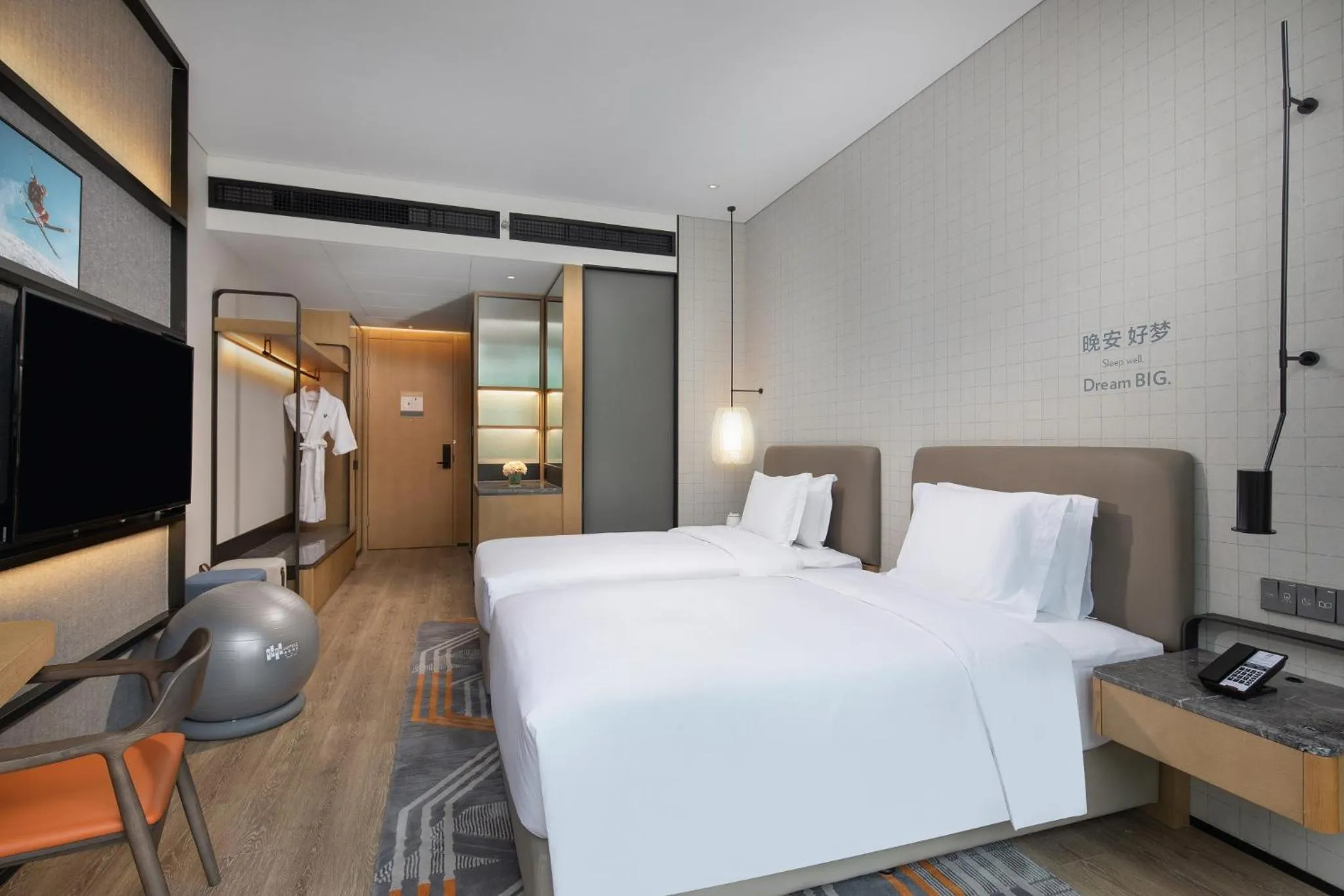 Photo of the whole room, Bed in EVEN Hotel Shenzhen Nanshan by IHG