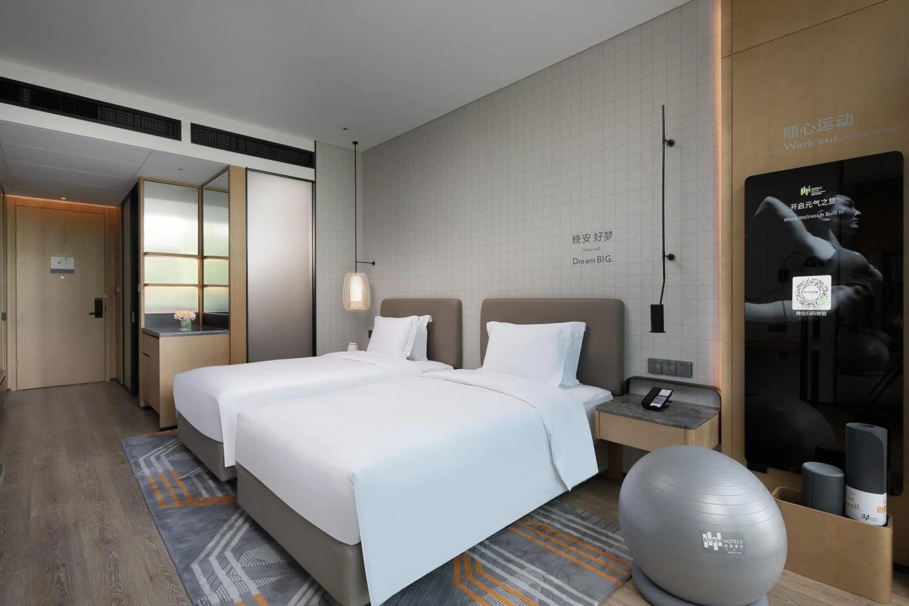 Photo of the whole room, Bed in EVEN Hotel Shenzhen Nanshan by IHG