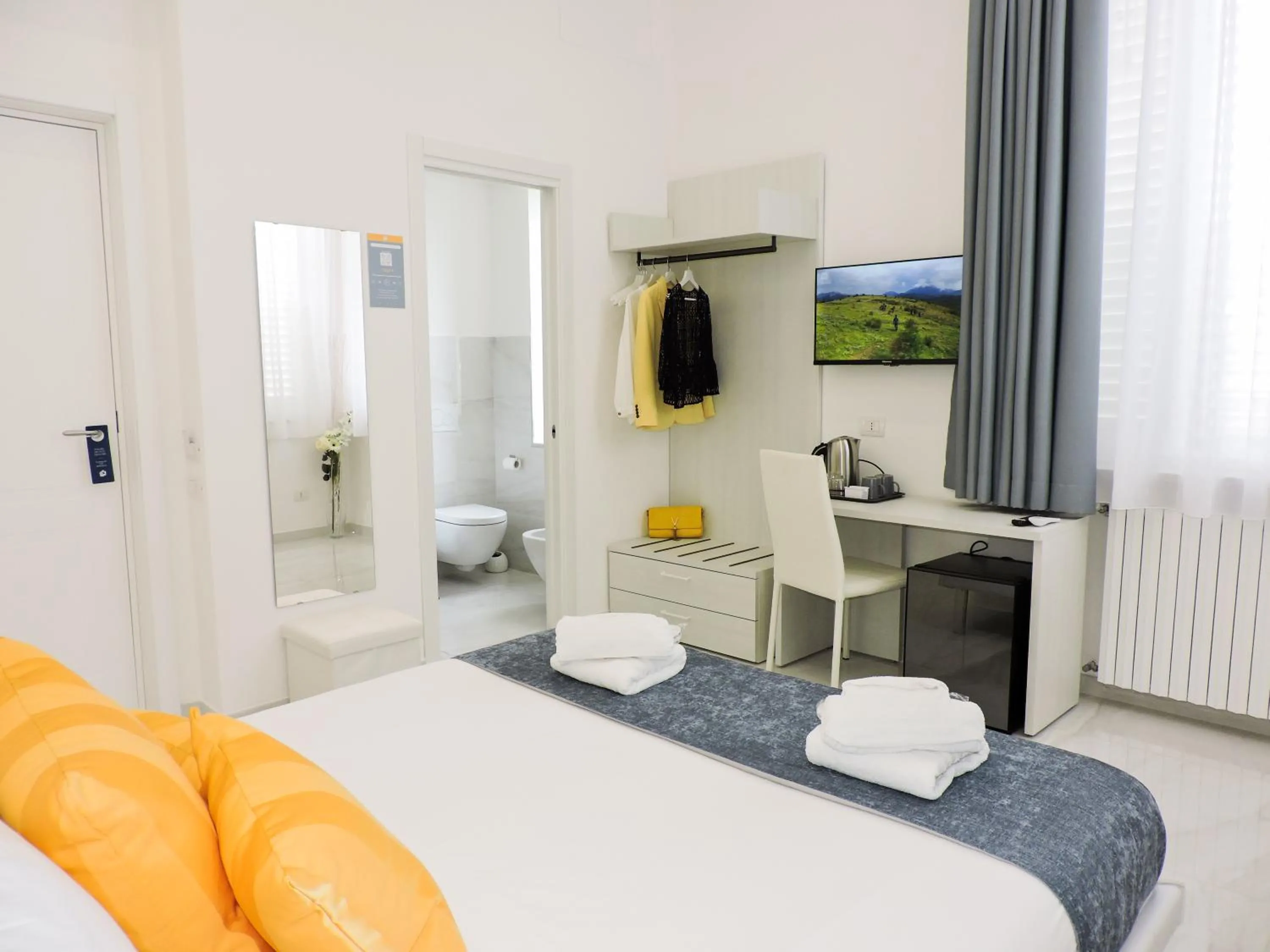 Bedroom, Bed in Villa Gabriella - Rooms & Breakfast