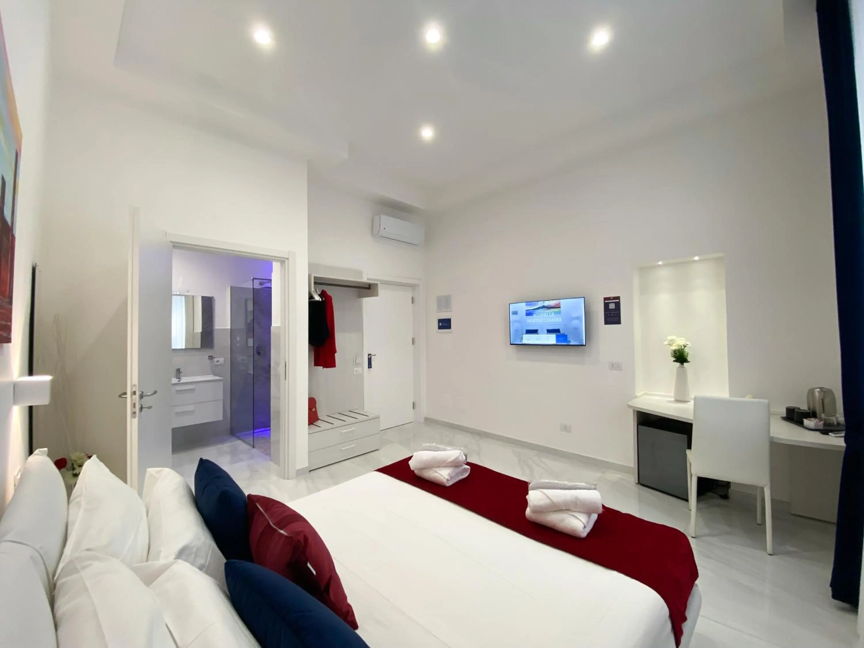 Photo of the whole room, Bed in Villa Gabriella - Rooms & Breakfast