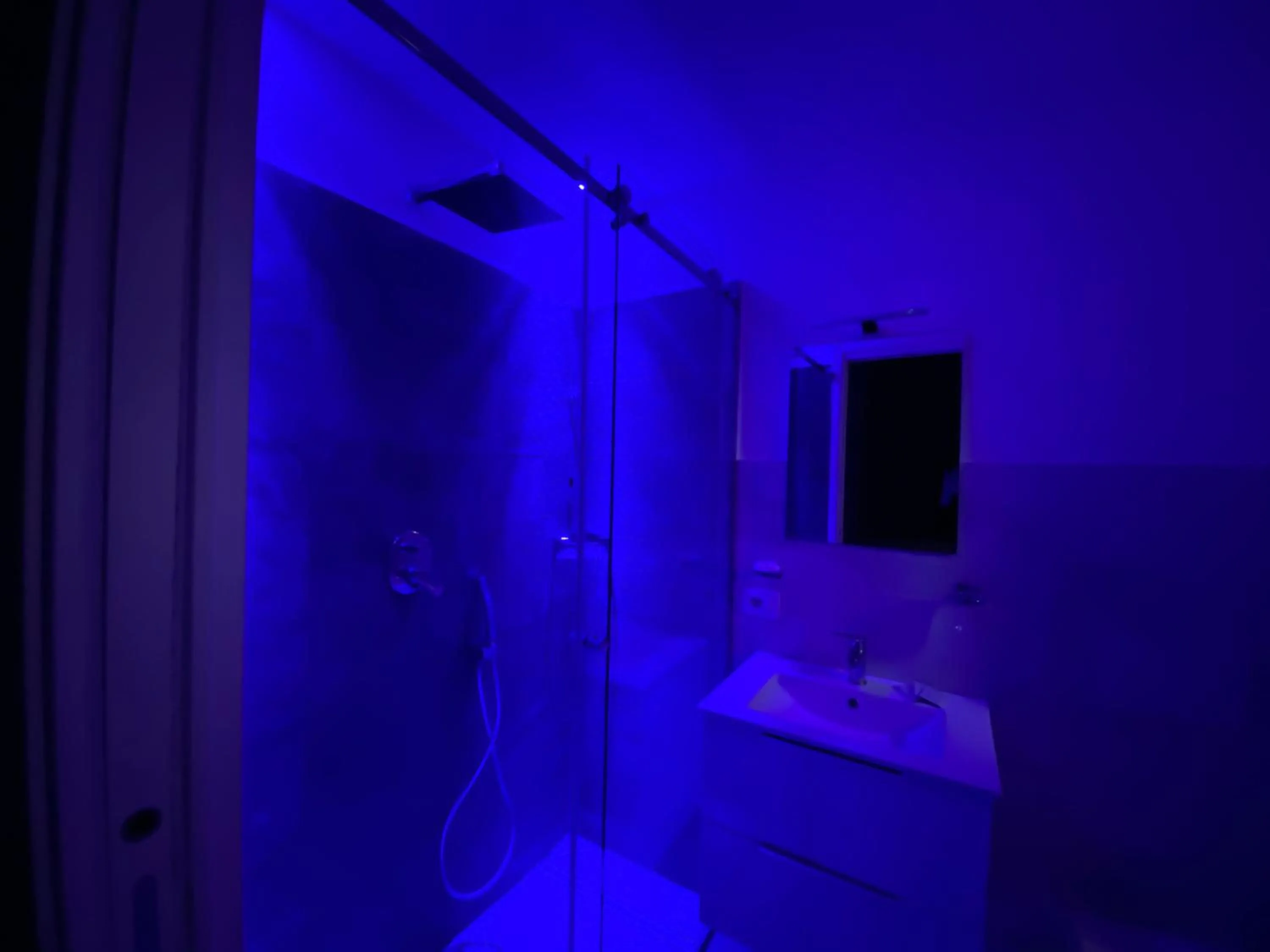 Bathroom, Bed in Villa Gabriella - Rooms & Breakfast