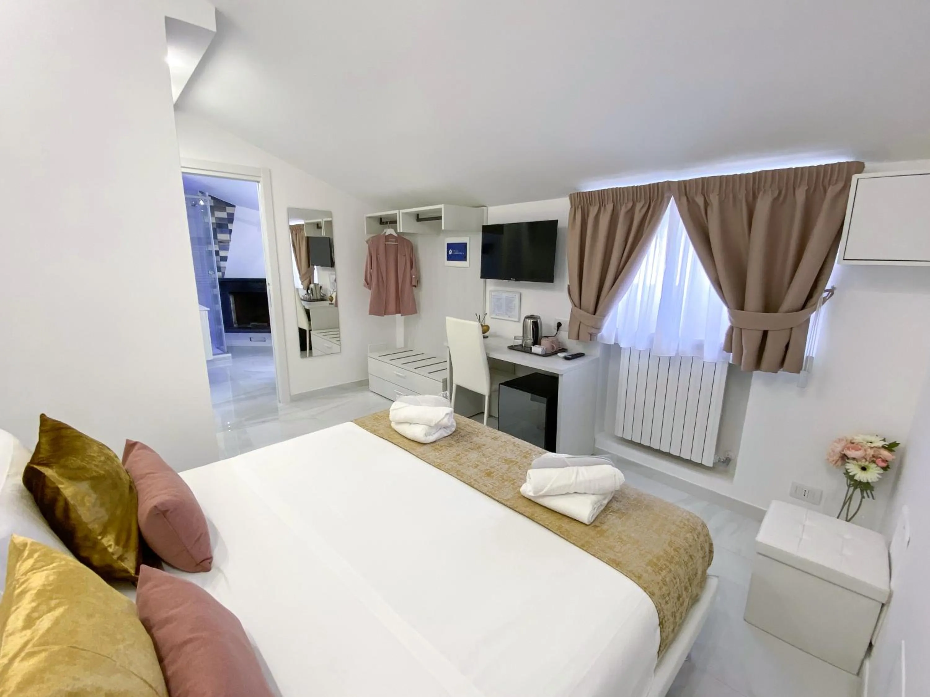 Bedroom, Bed in Villa Gabriella - Rooms & Breakfast