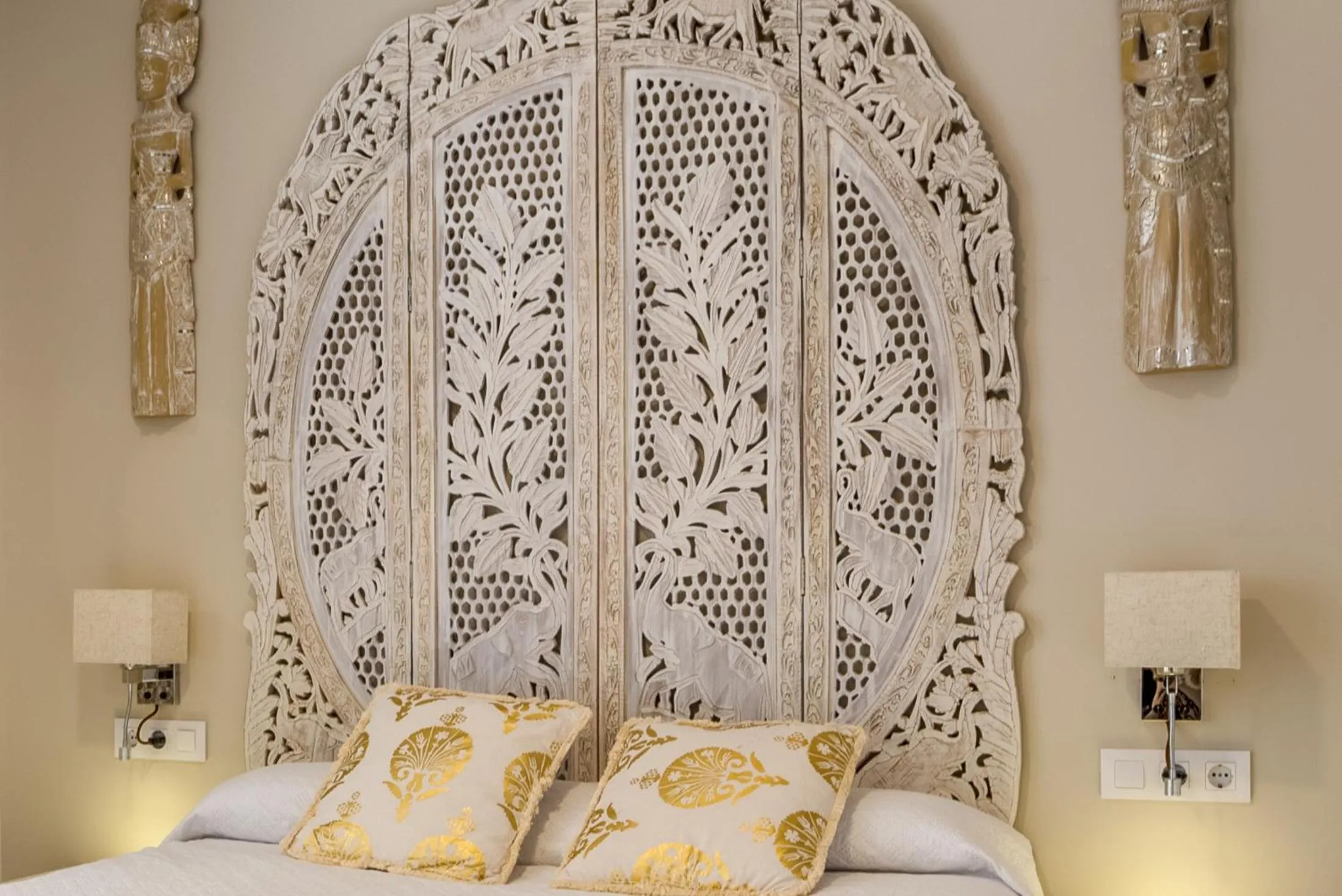 Decorative detail, Bed in Suite Capitán 2