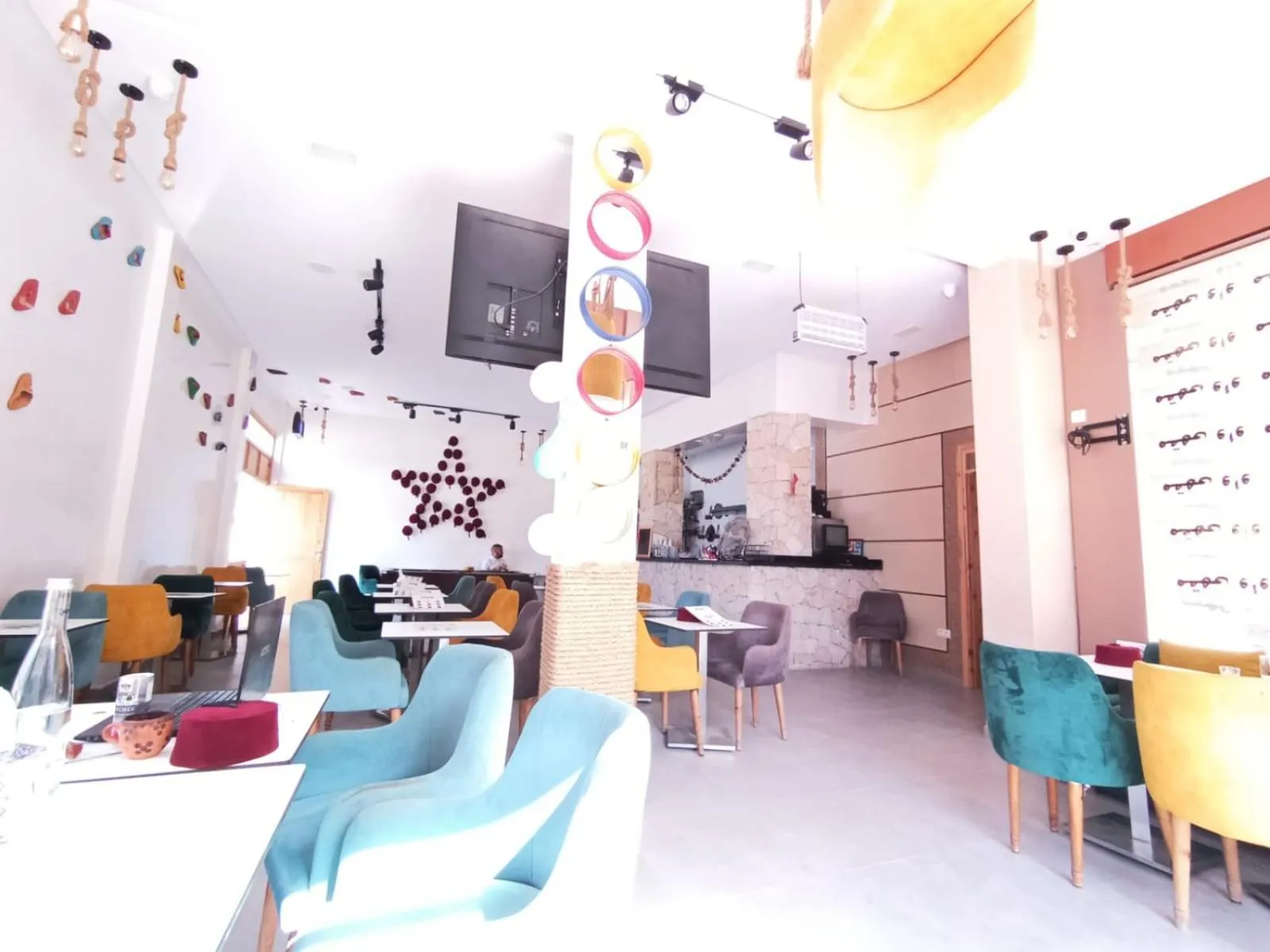 Restaurant/places to eat in Hotel WOW