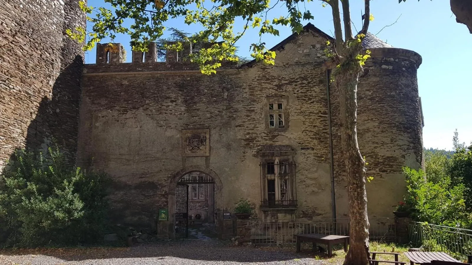 Facade/entrance in Le Château de Cambiaire