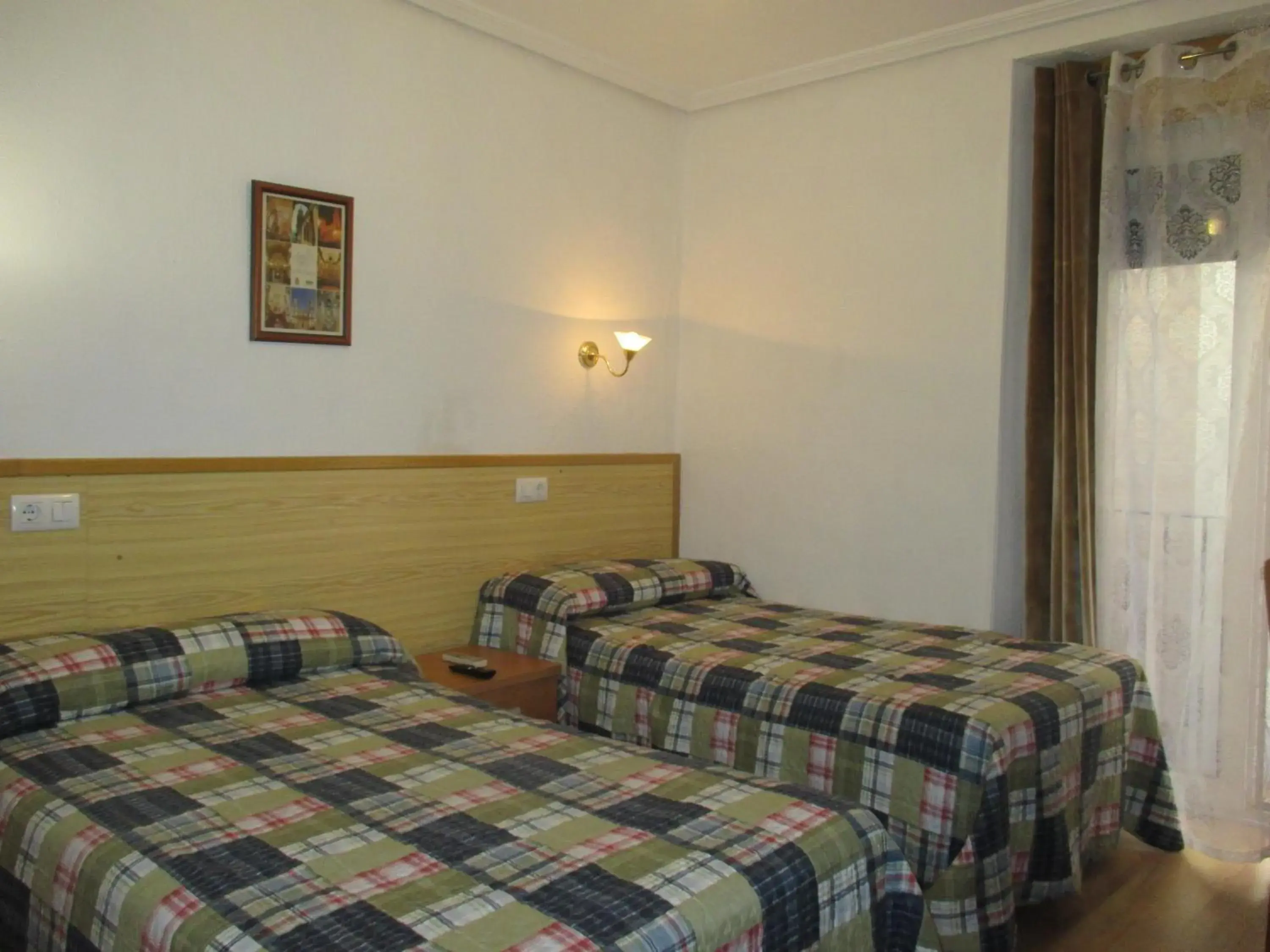 Twin Room with Private Bathroom in Pensión Martín Twin Room with Private Bathroom in Pensión Martín