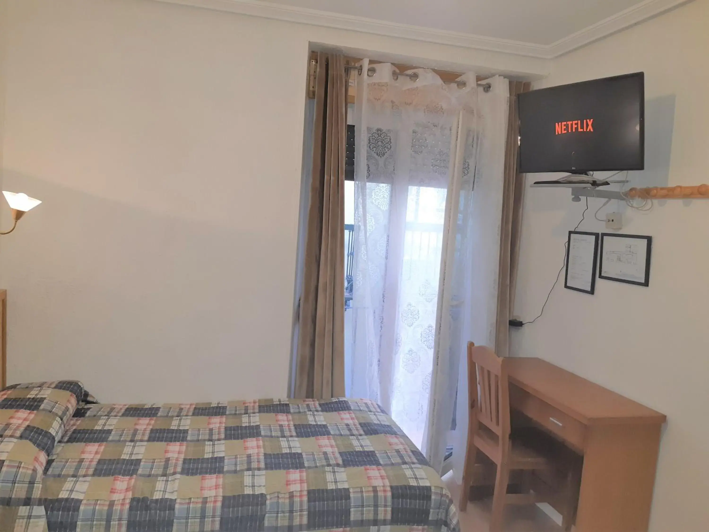 Twin Room with Private Bathroom in Pensión Martín Twin Room with Private Bathroom in Pensión Martín