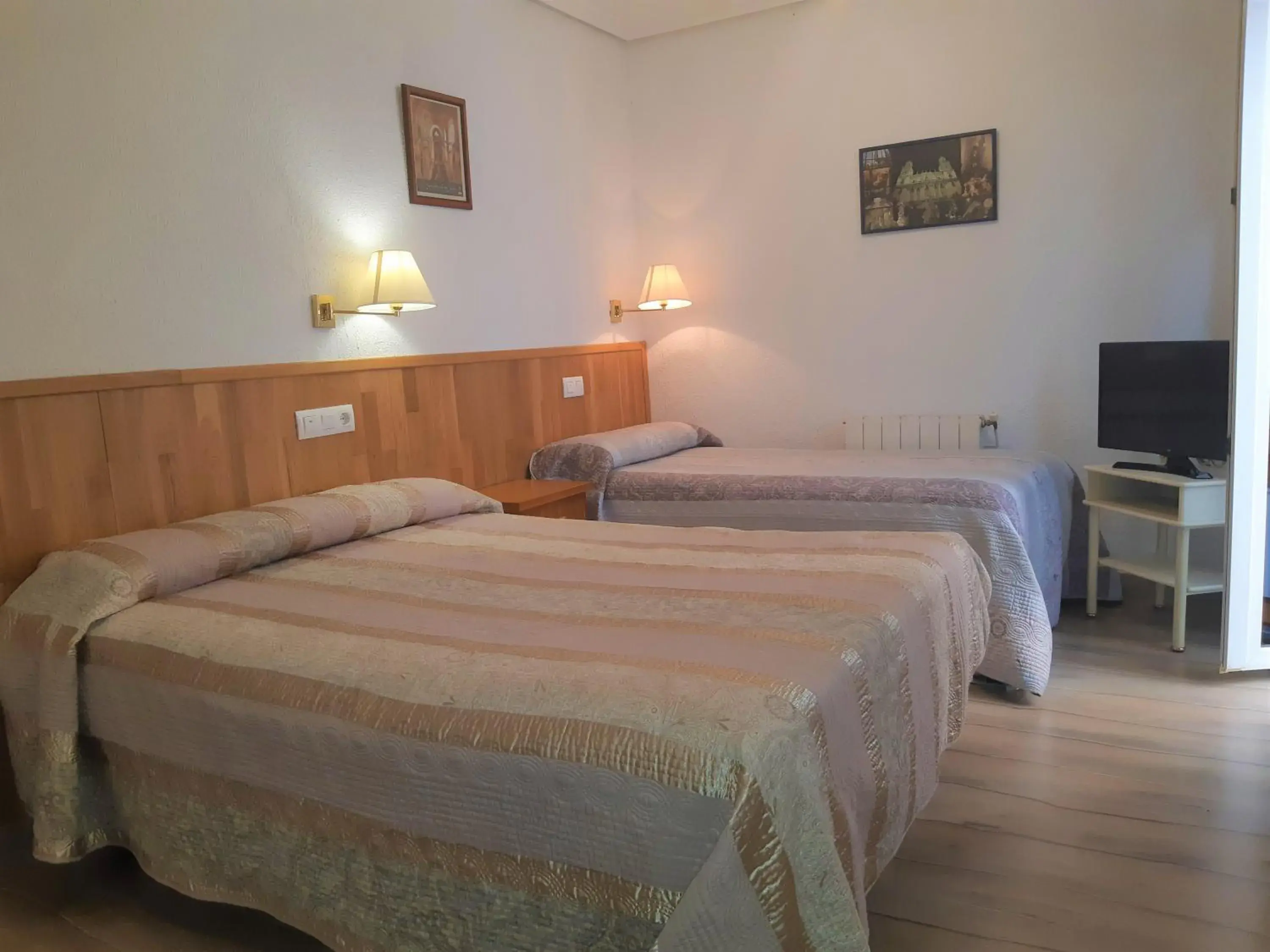 Triple Room with Private Bathroom in Pensión Martín Triple Room with Private Bathroom in Pensión Martín