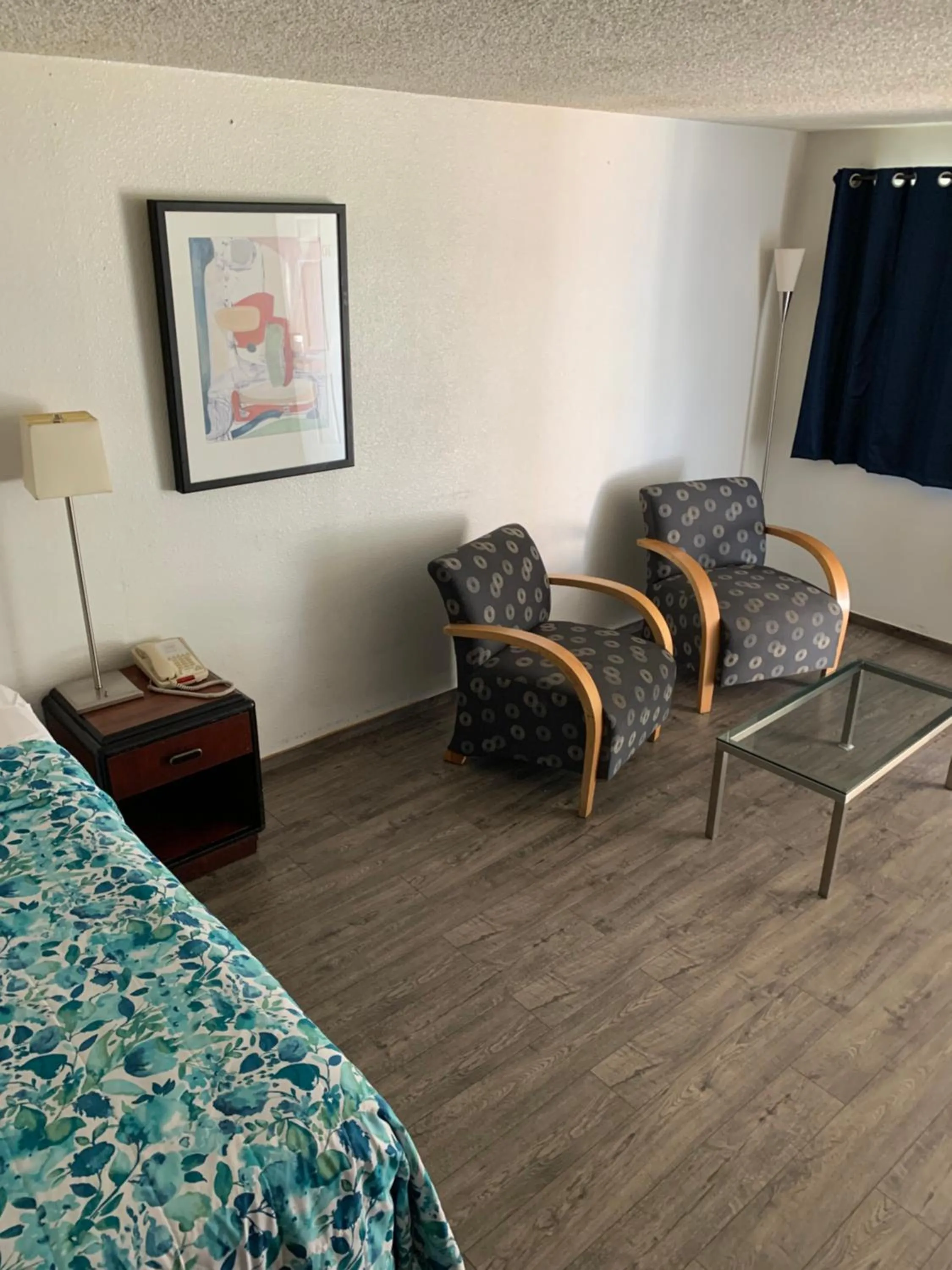 Seating area, Bed in Smokey Point Motor Inn