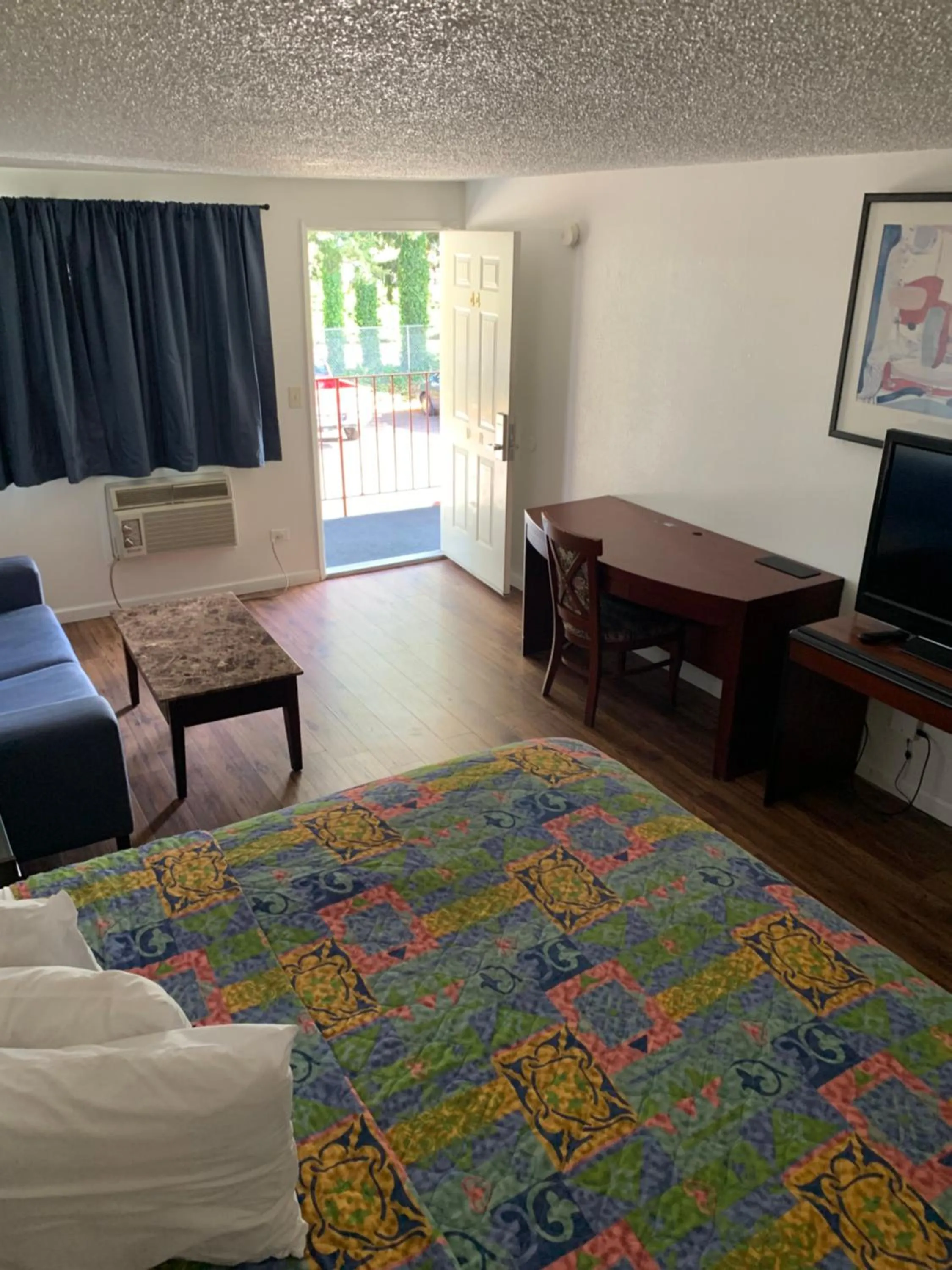 Communal lounge/ TV room, Bed in Smokey Point Motor Inn