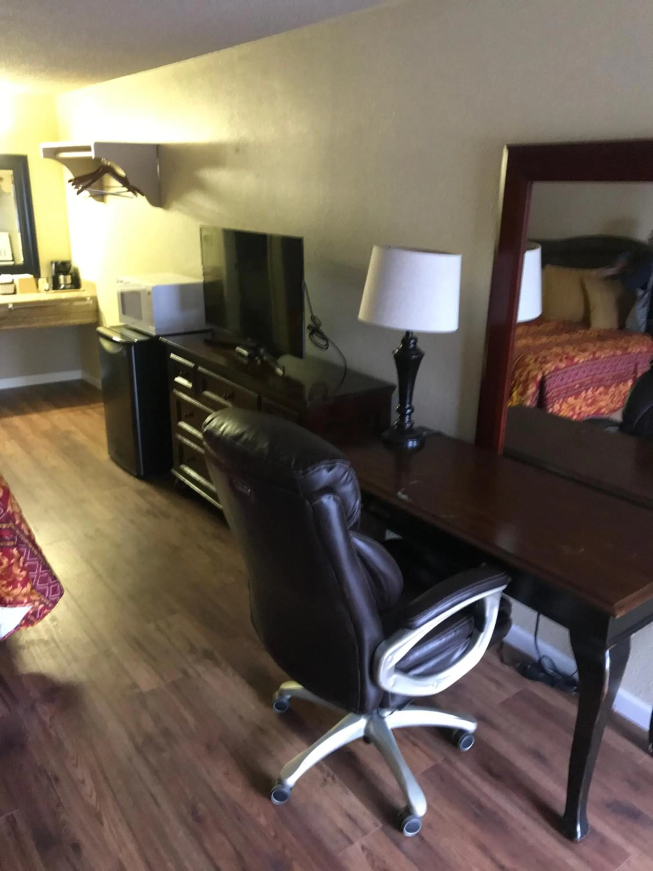 TV and multimedia in Smokey Point Motor Inn