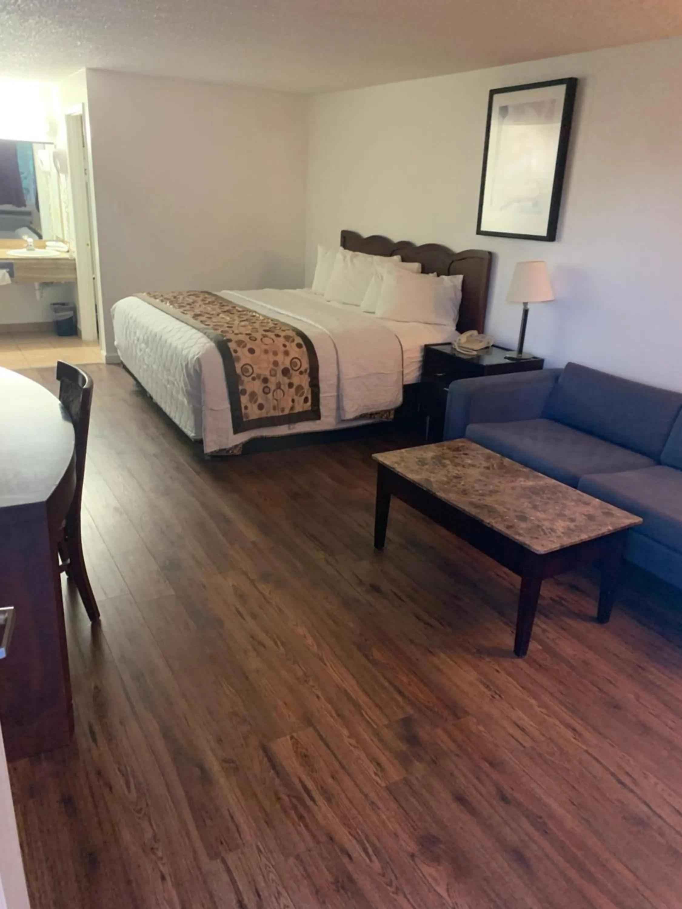 Bed in Smokey Point Motor Inn