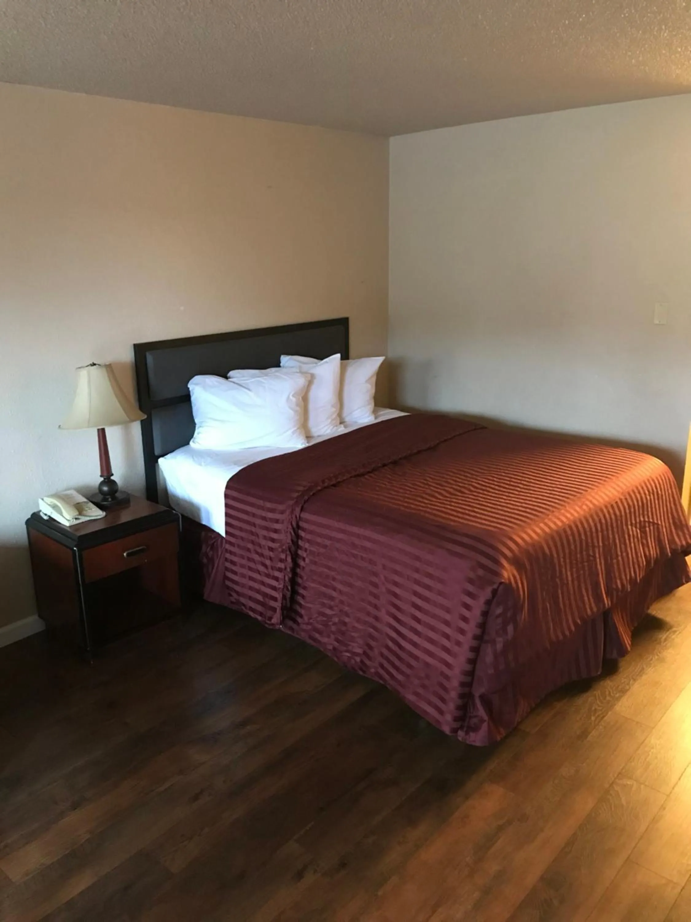 Bed in Smokey Point Motor Inn