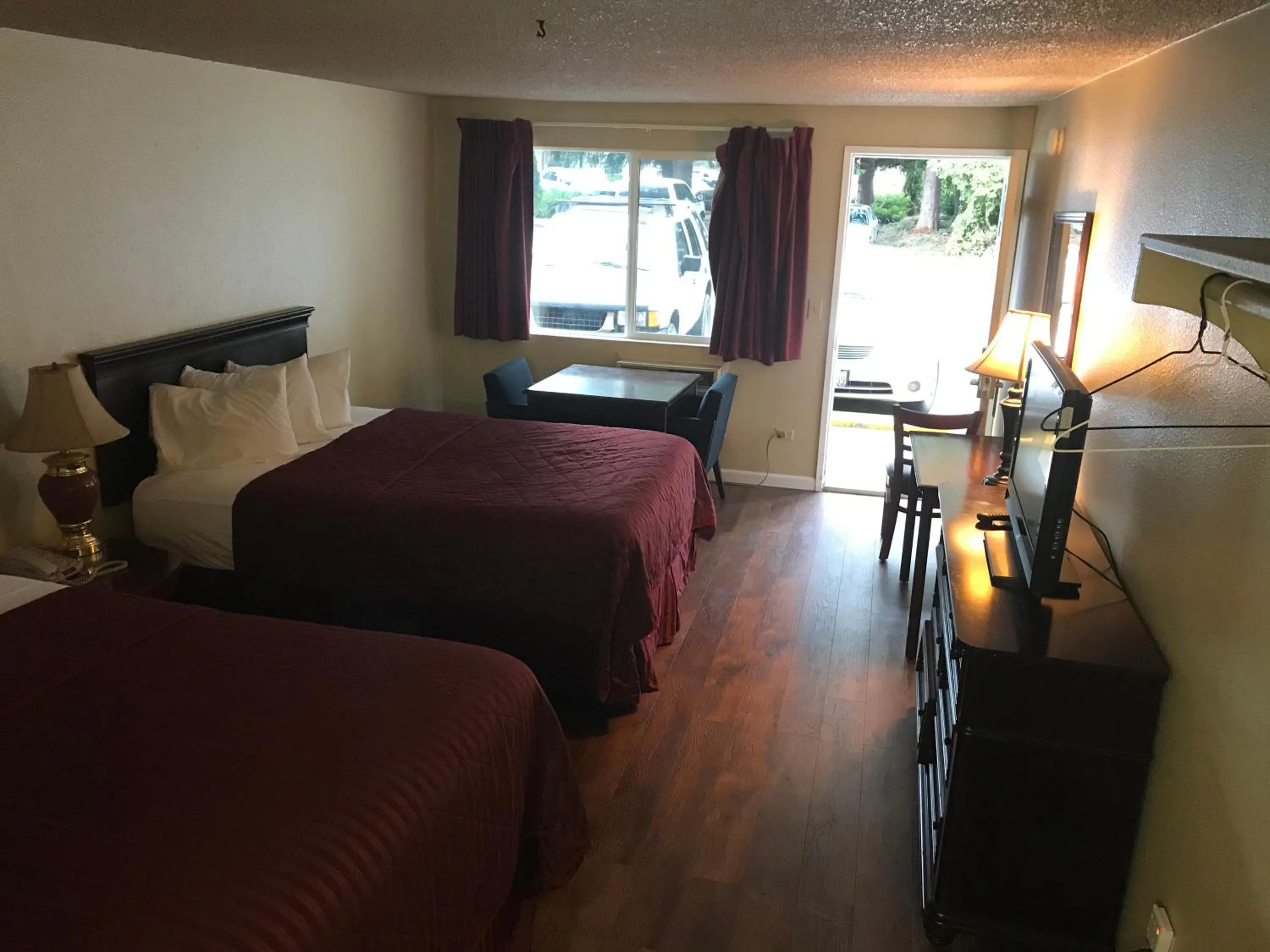 Bed in Smokey Point Motor Inn