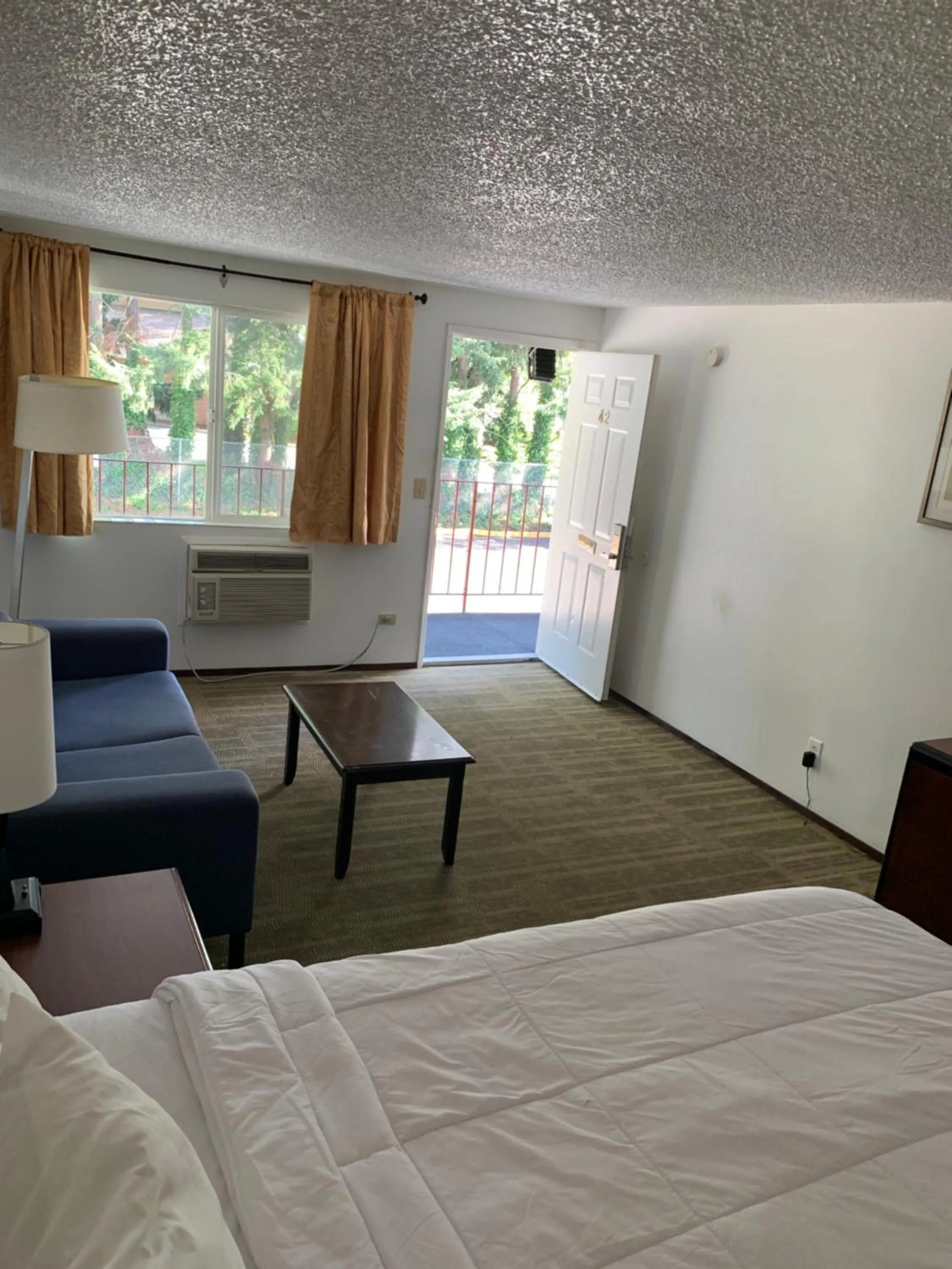Seating area, Bed in Smokey Point Motor Inn
