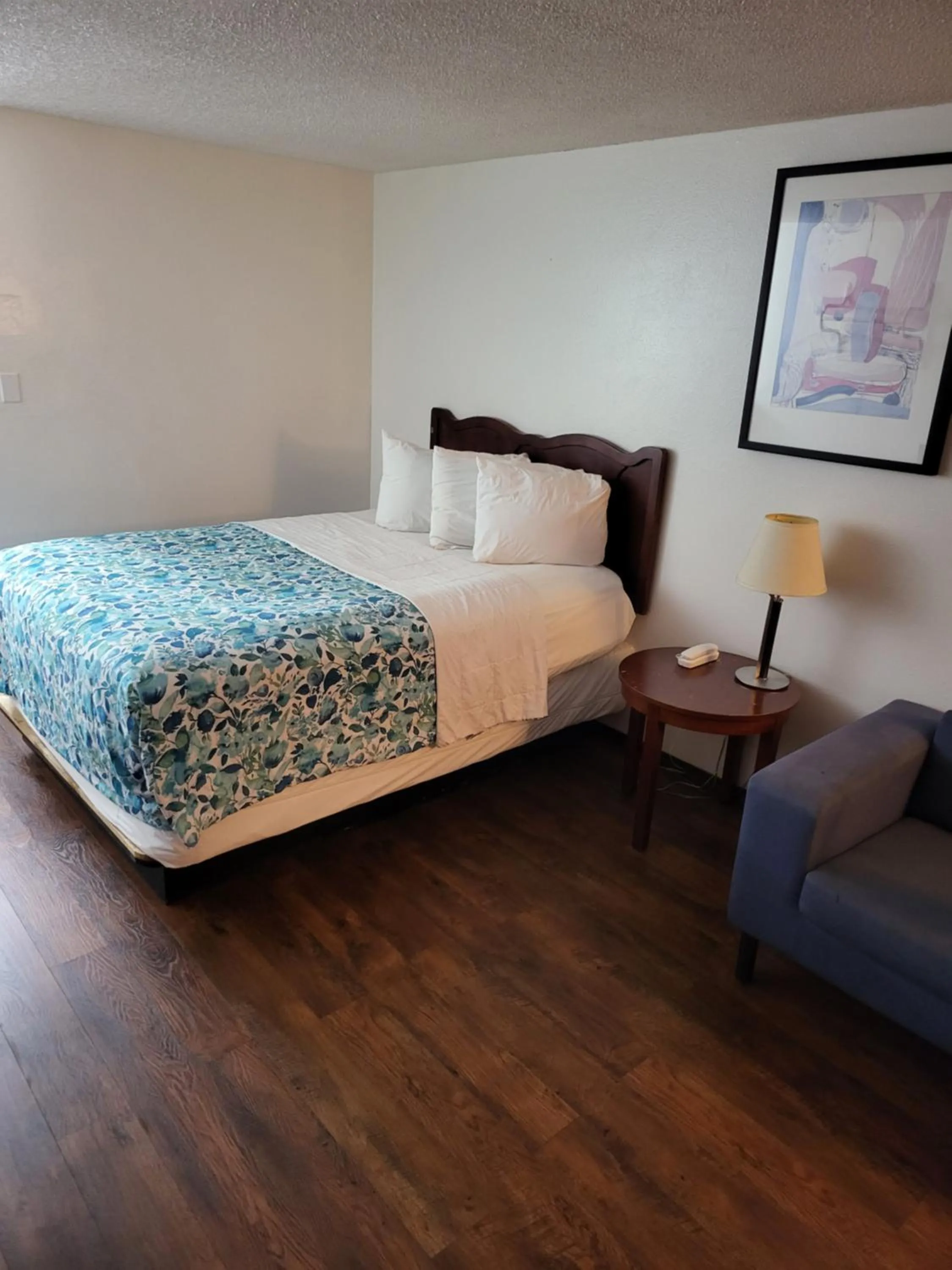 Bed in Smokey Point Motor Inn