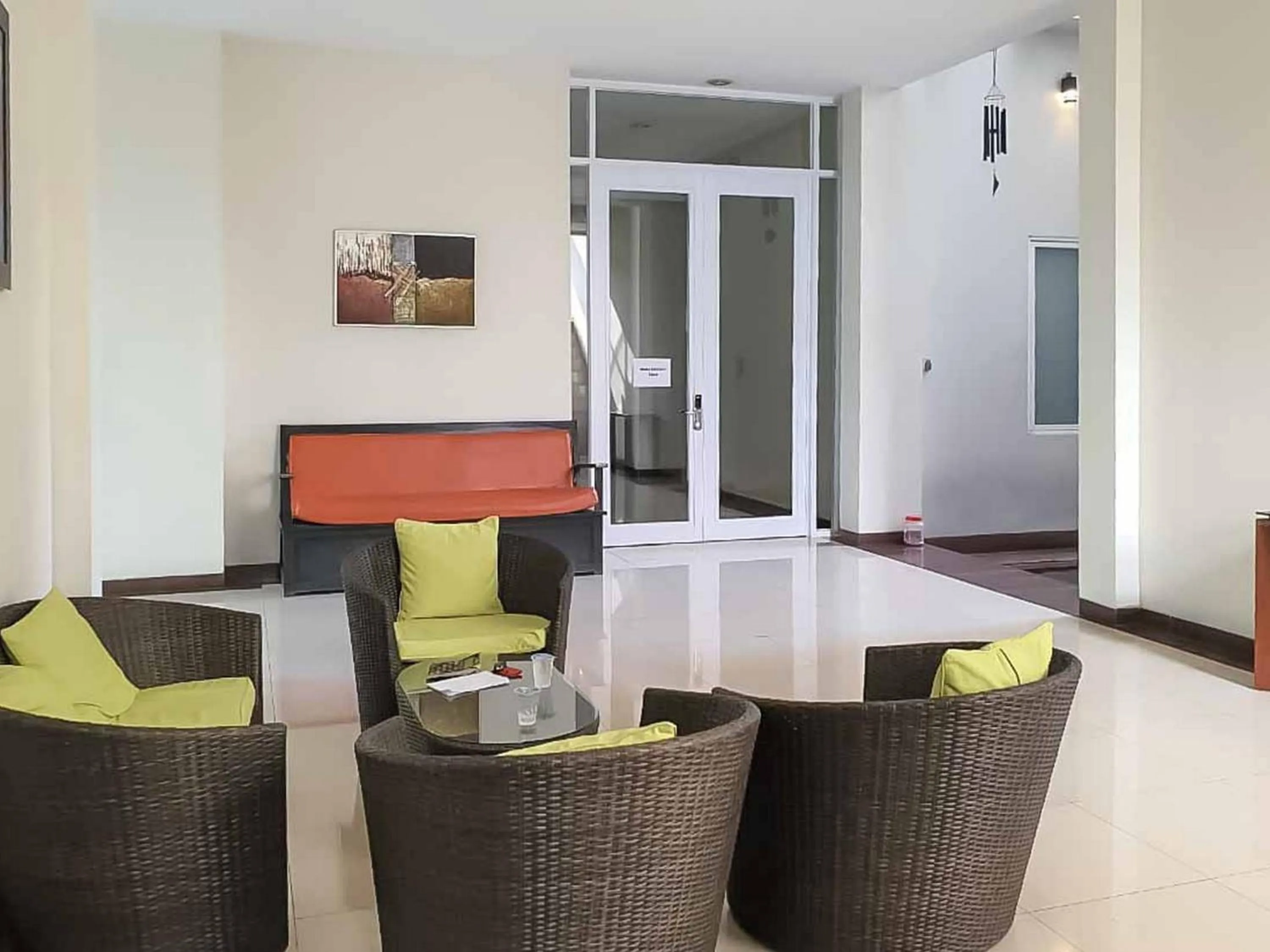 Seating area in Avalon Karawaci Mitra RedDoorz