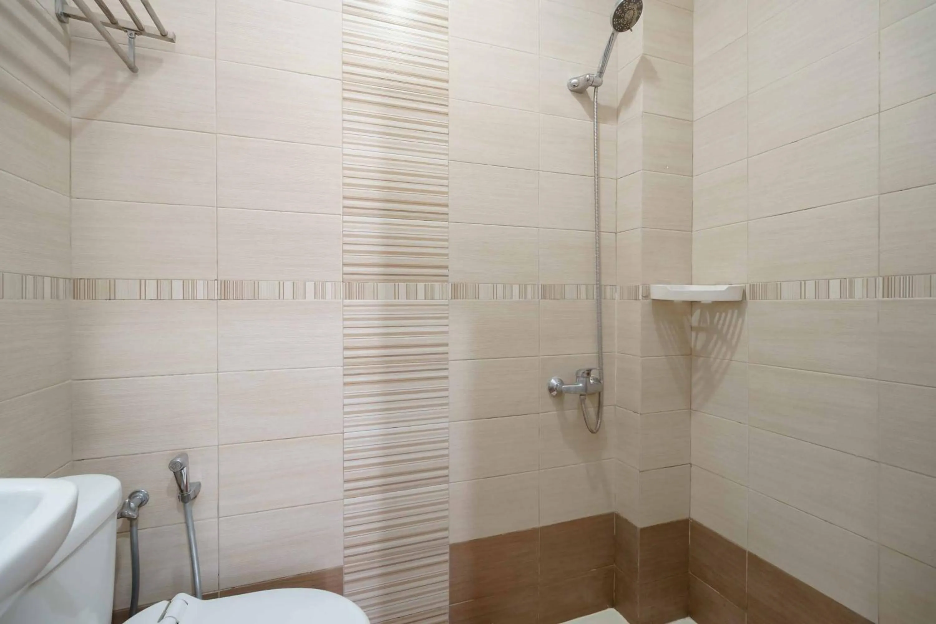 Bathroom in Avalon Karawaci Mitra RedDoorz